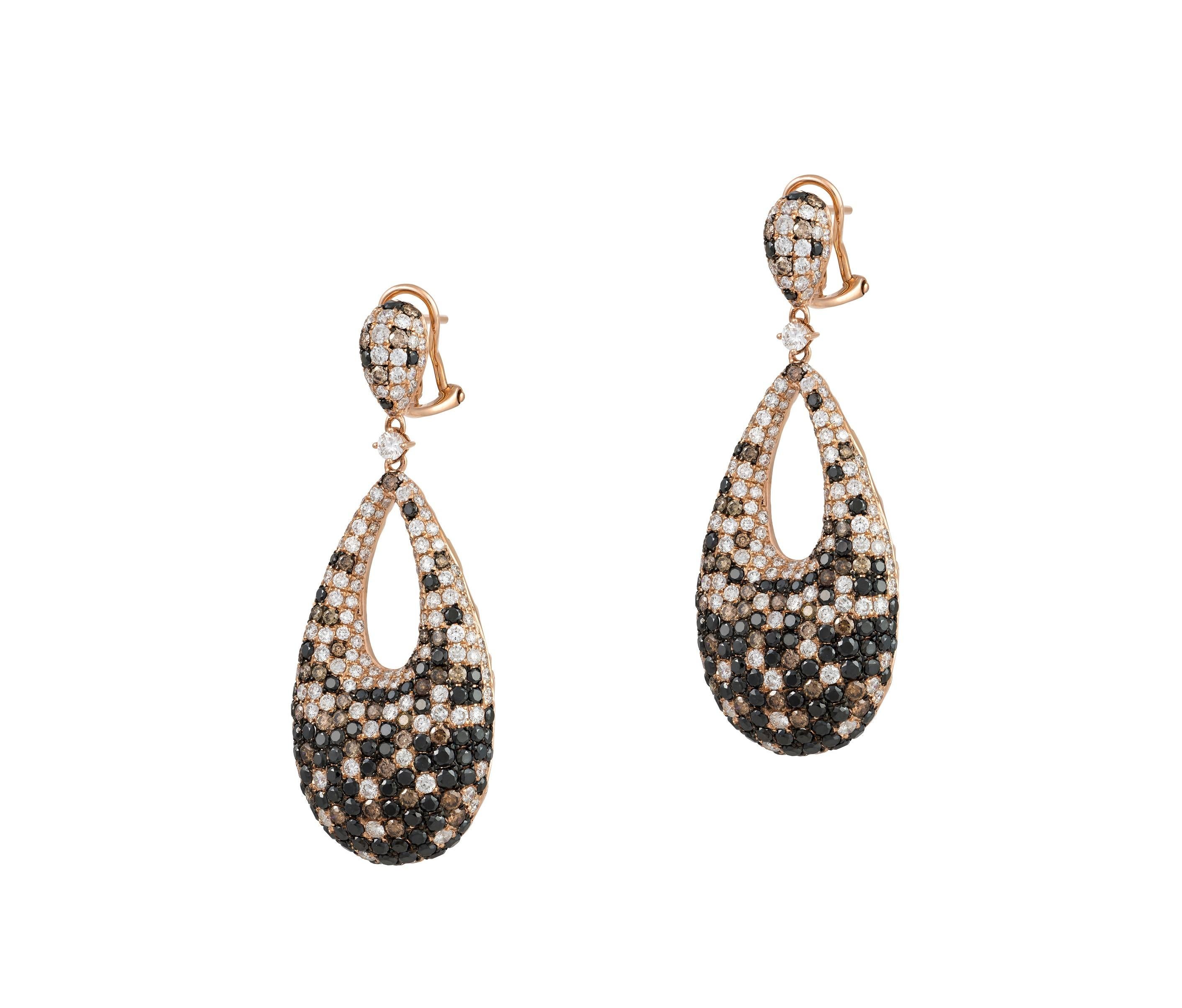 Les articles suivants sont une paire de boucles d'oreilles en or 18KT composée de diamants rares, importants, rayonnants, de grande taille, impressionnants, de couleur fantaisie, noirs, blancs et cogancs ! A.C.C. Approx 12CTS !!! Les pierres sont