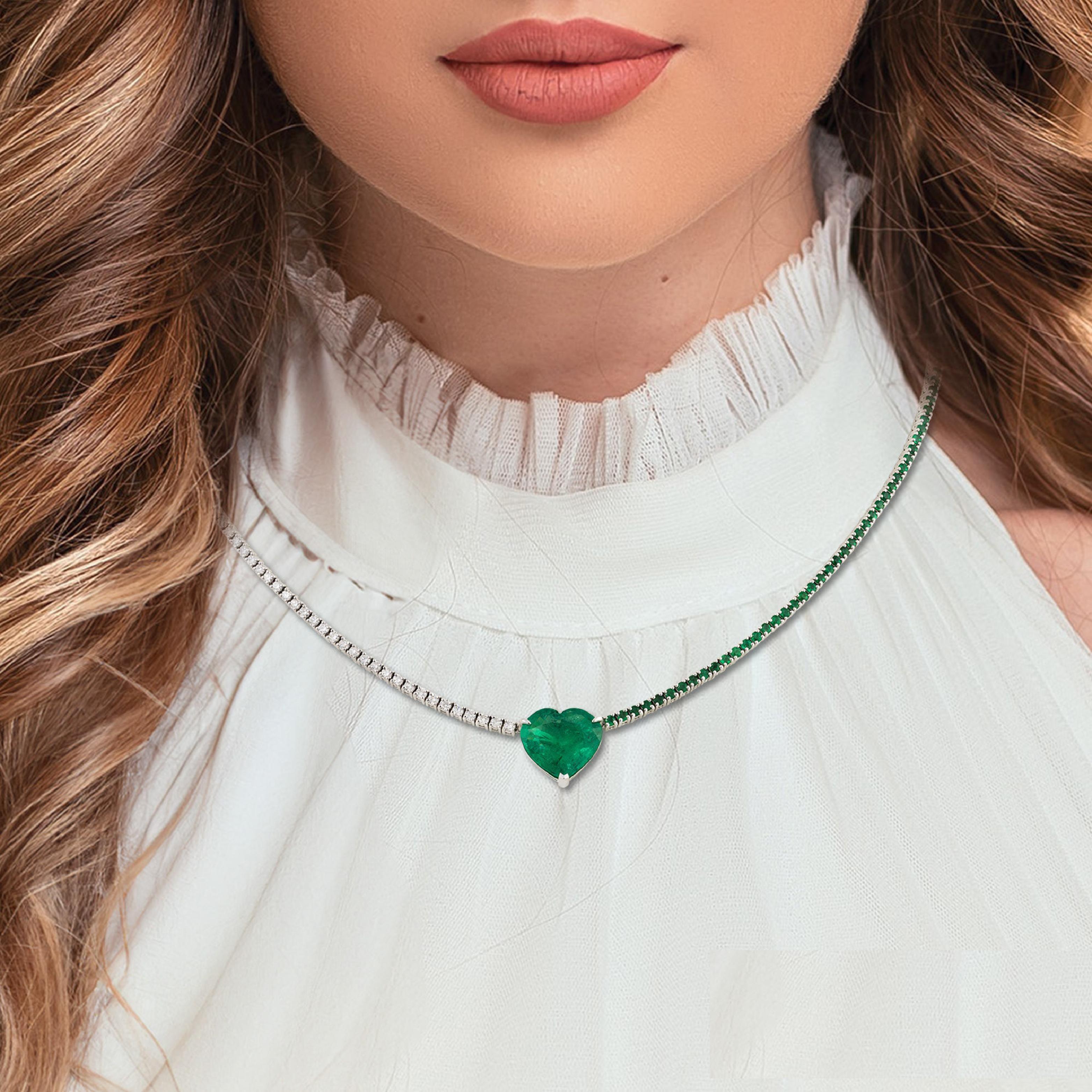 NWT $33.000 Collana in oro 18KT con diamanti a forma di cuore di smeraldo grande e scintillante In condizioni Nuovo in vendita a New York, NY