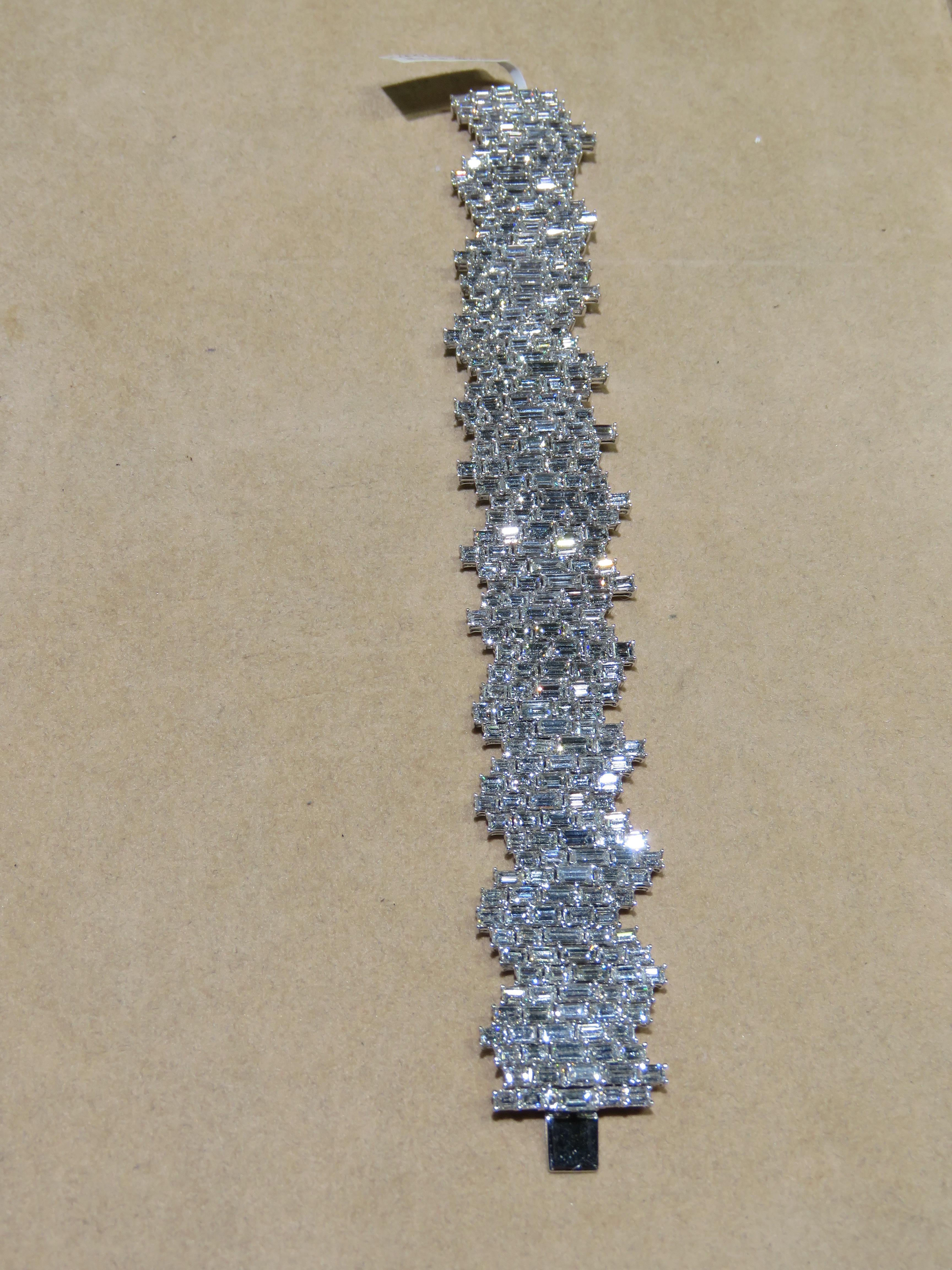 Il seguente articolo che offriamo è questo bellissimo e raro bracciale in oro 18KT con diamanti scintillanti. Il bracciale presenta una serie di magnifici e rari diamanti assortiti con taglio Trillion. A.C.C. circa 43.50 carati!!! 
I diamanti sono