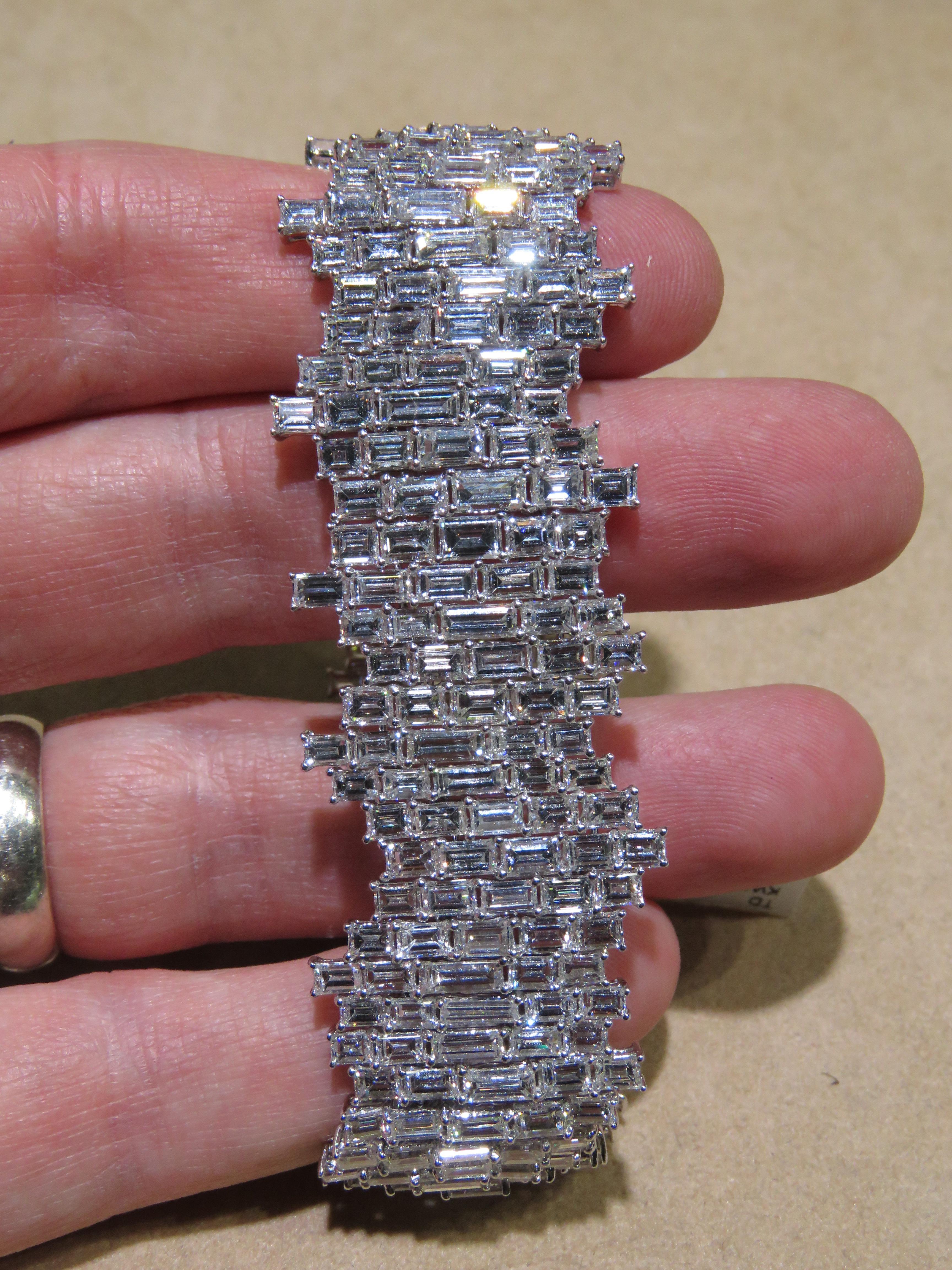 Taglio baguette NWT $330.000 Bracciale in oro 18KT con diamanti trilioni e baguette in vendita