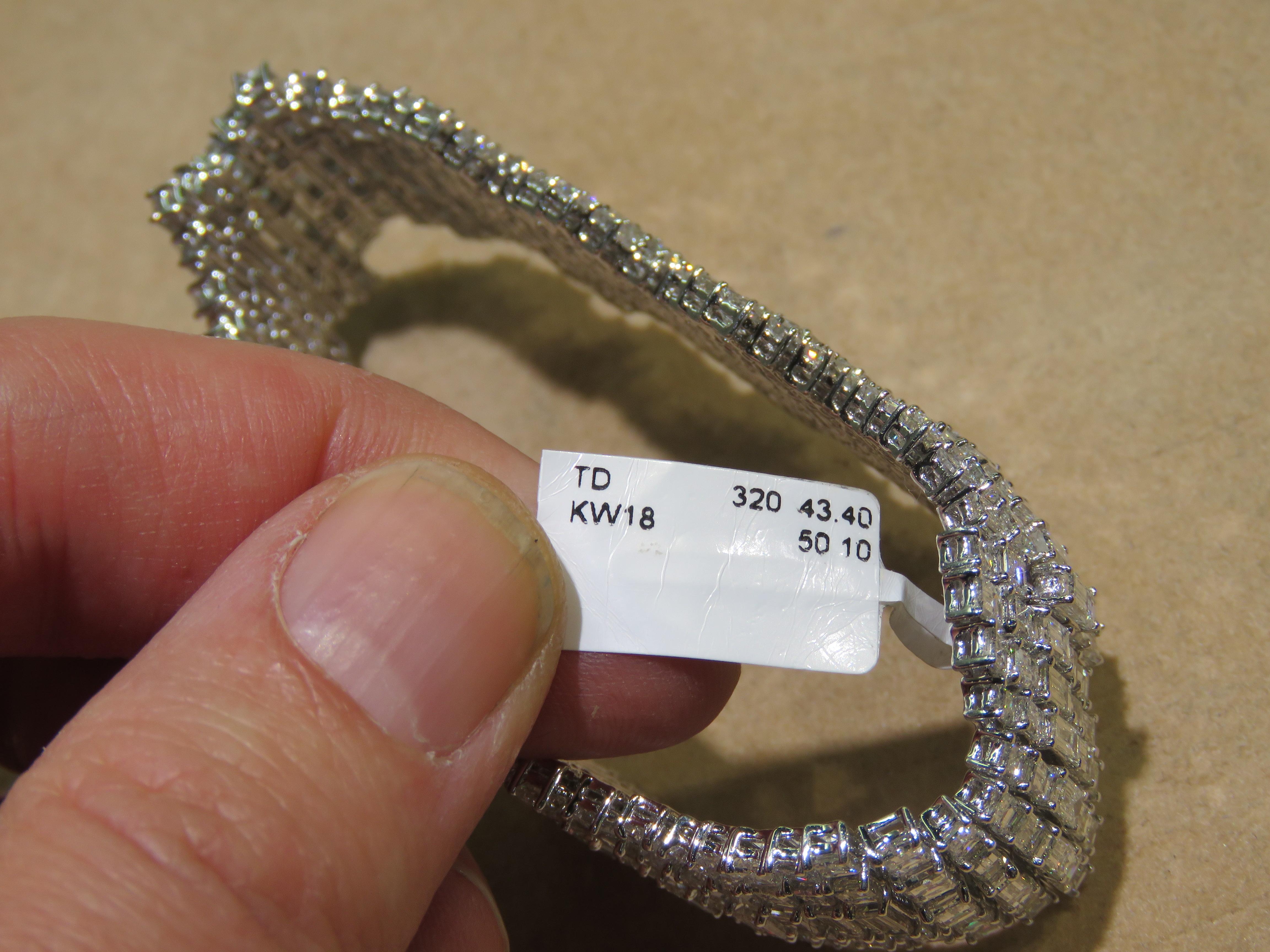 NWT $330.000 Bracciale in oro 18KT con diamanti trilioni e baguette In condizioni Nuovo in vendita a New York, NY