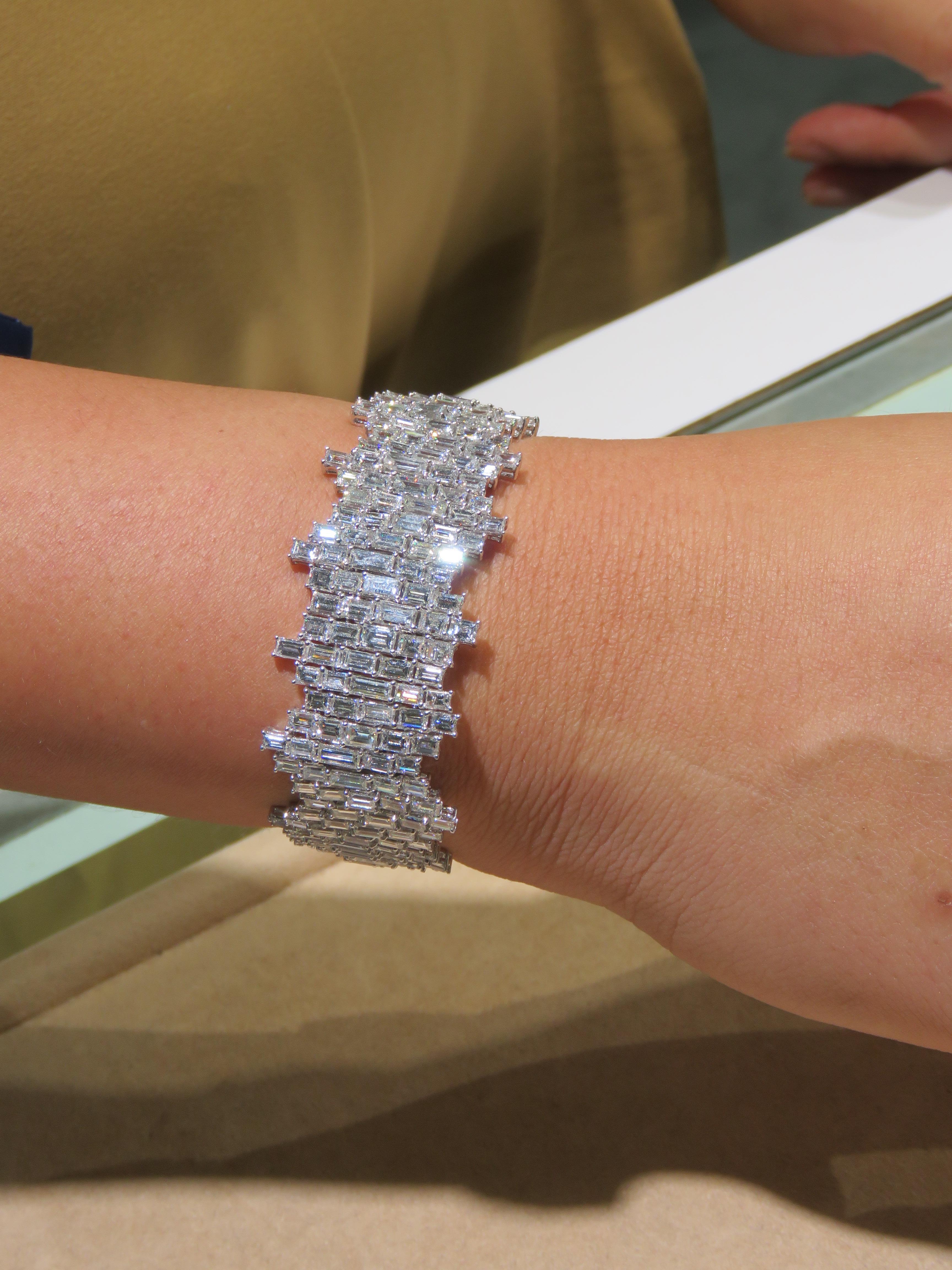 NWT $330.000 Bracciale in oro 18KT con diamanti trilioni e baguette in vendita 1