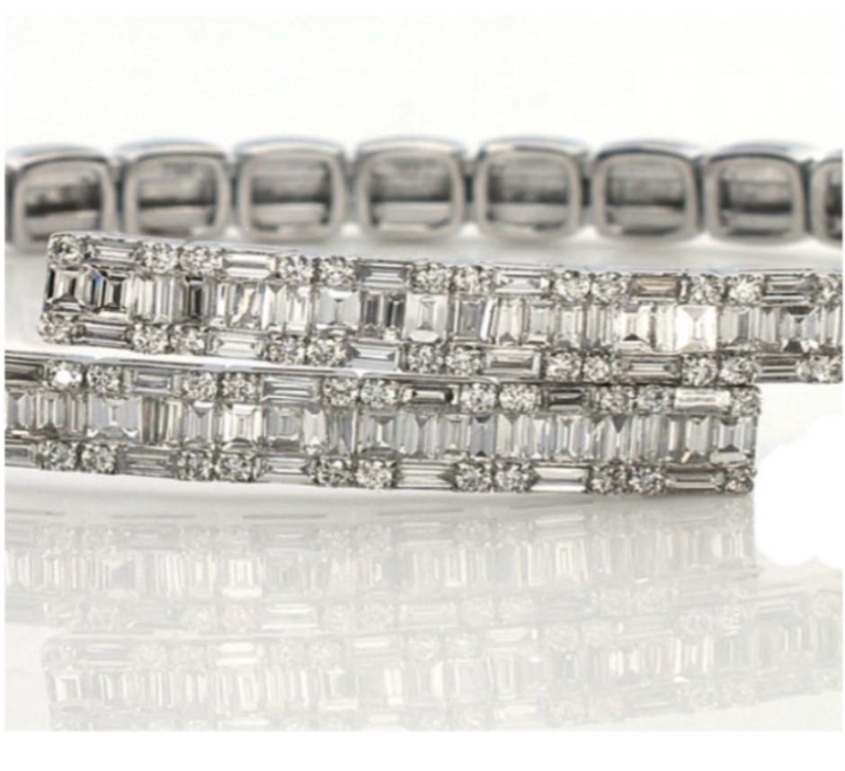 Mixed Cut NWT $36, 000 18KT Gold 4CT Gorgeous Glittering White Diamond Bangle Bracelet For Sale