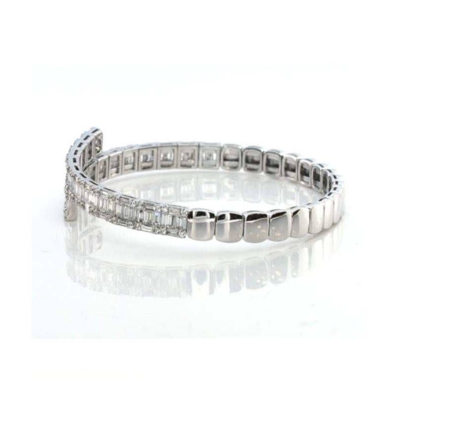 NWT $36, 000 18KT Gold 4CT Gorgeous Glittering White Diamond Bangle Bracelet In New Condition For Sale In New York, NY
