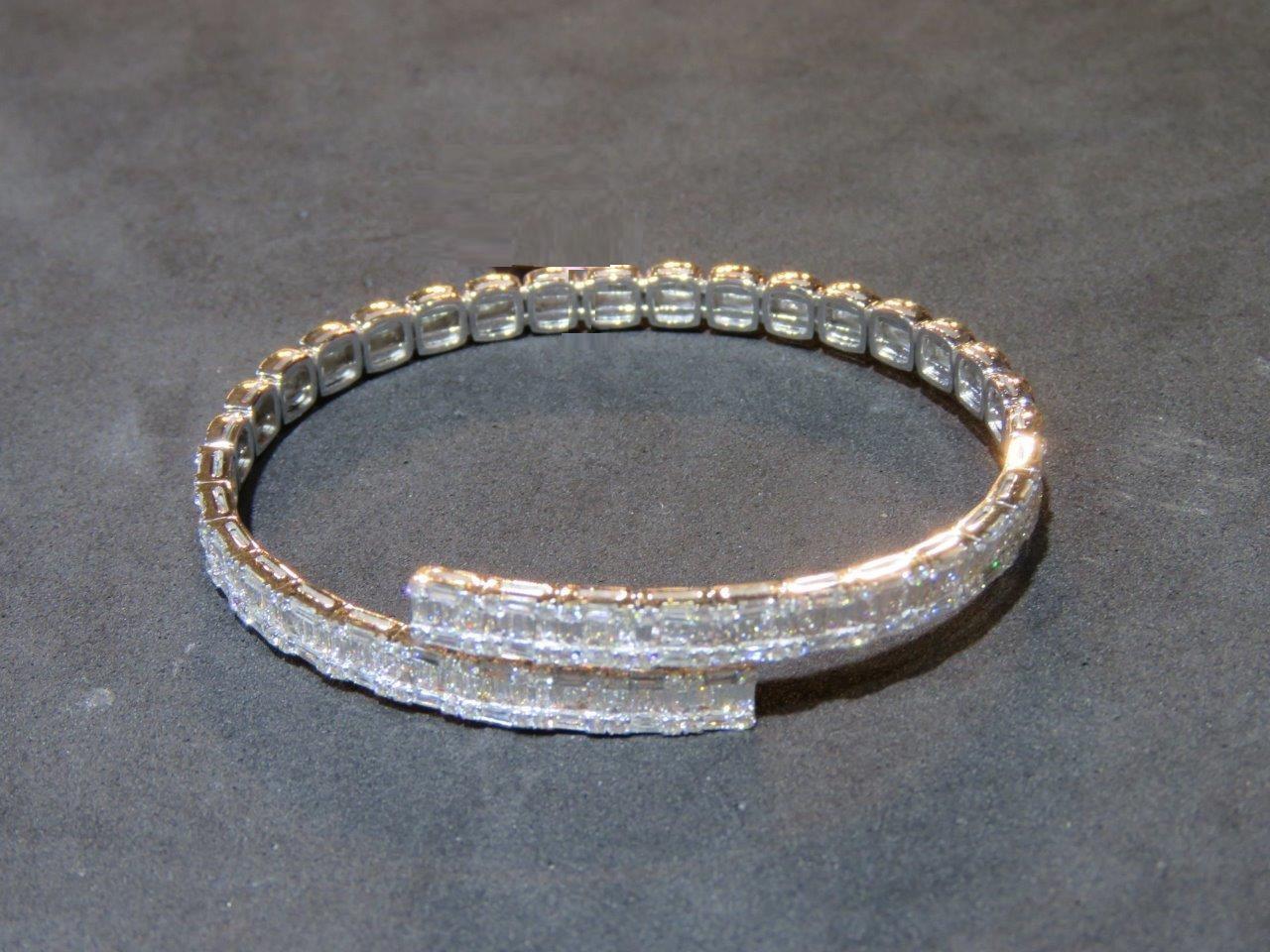 Women's NWT $36, 000 18KT Gold 4CT Gorgeous Glittering White Diamond Bangle Bracelet For Sale