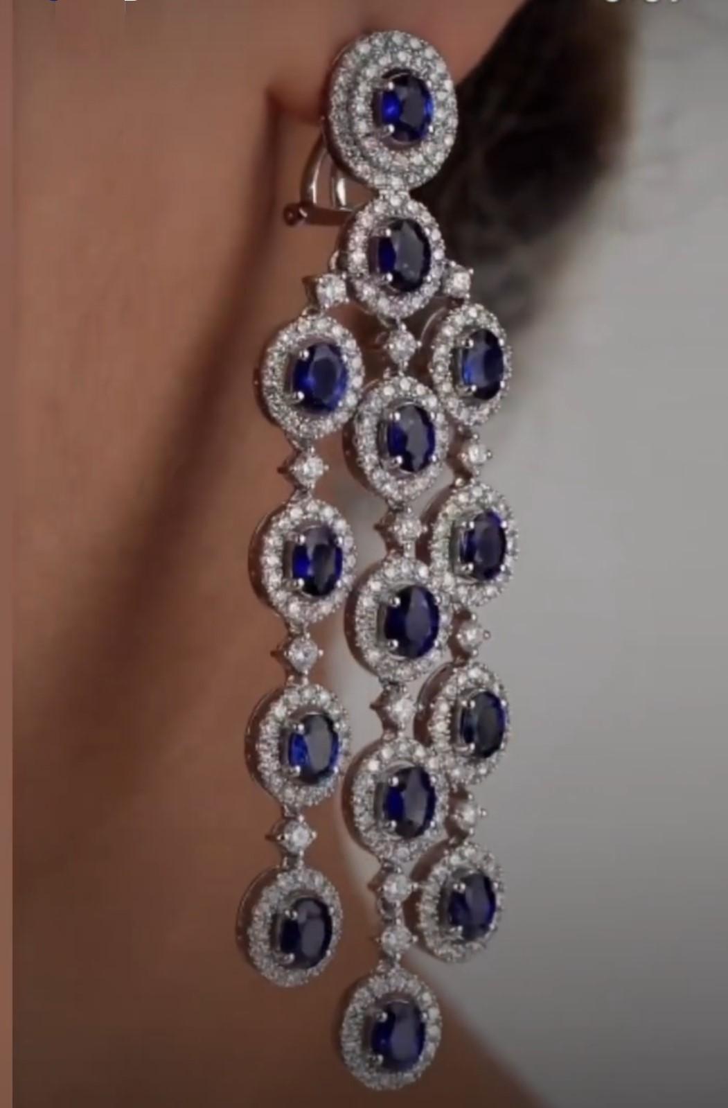 Taille ovale NWT $36, 000 Boucles d'oreilles pendantes en or 18KT saphir bleu fantaisie diamant en vente