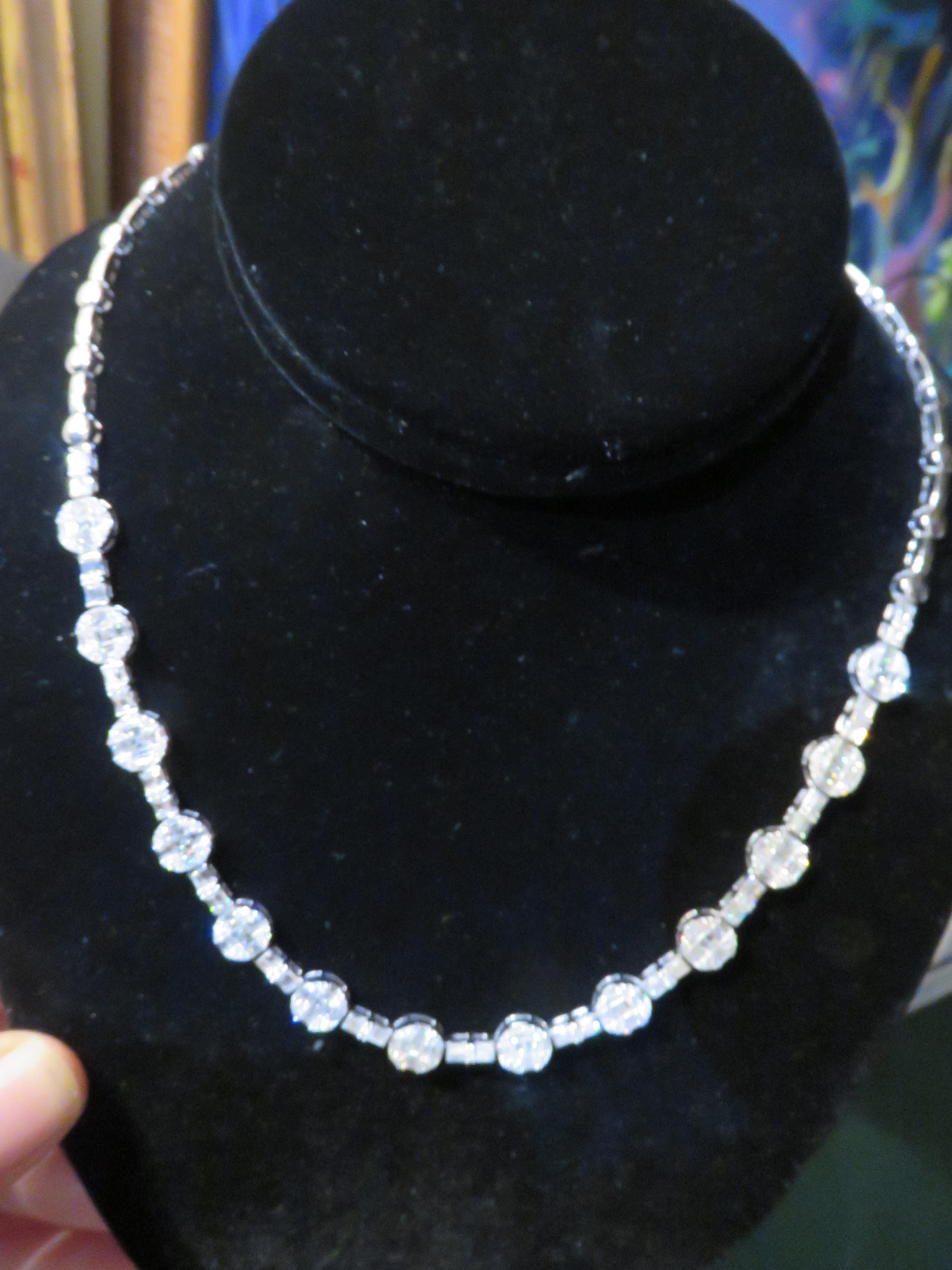 L'oggetto seguente che offriamo è questa rara e importante collana di diamanti radianti in oro 18KT, splendida e scintillante. La collana contiene circa 5,50 carati di splendidi diamanti taglio fantasia!!! Le pietre sono molto pulite ed estremamente