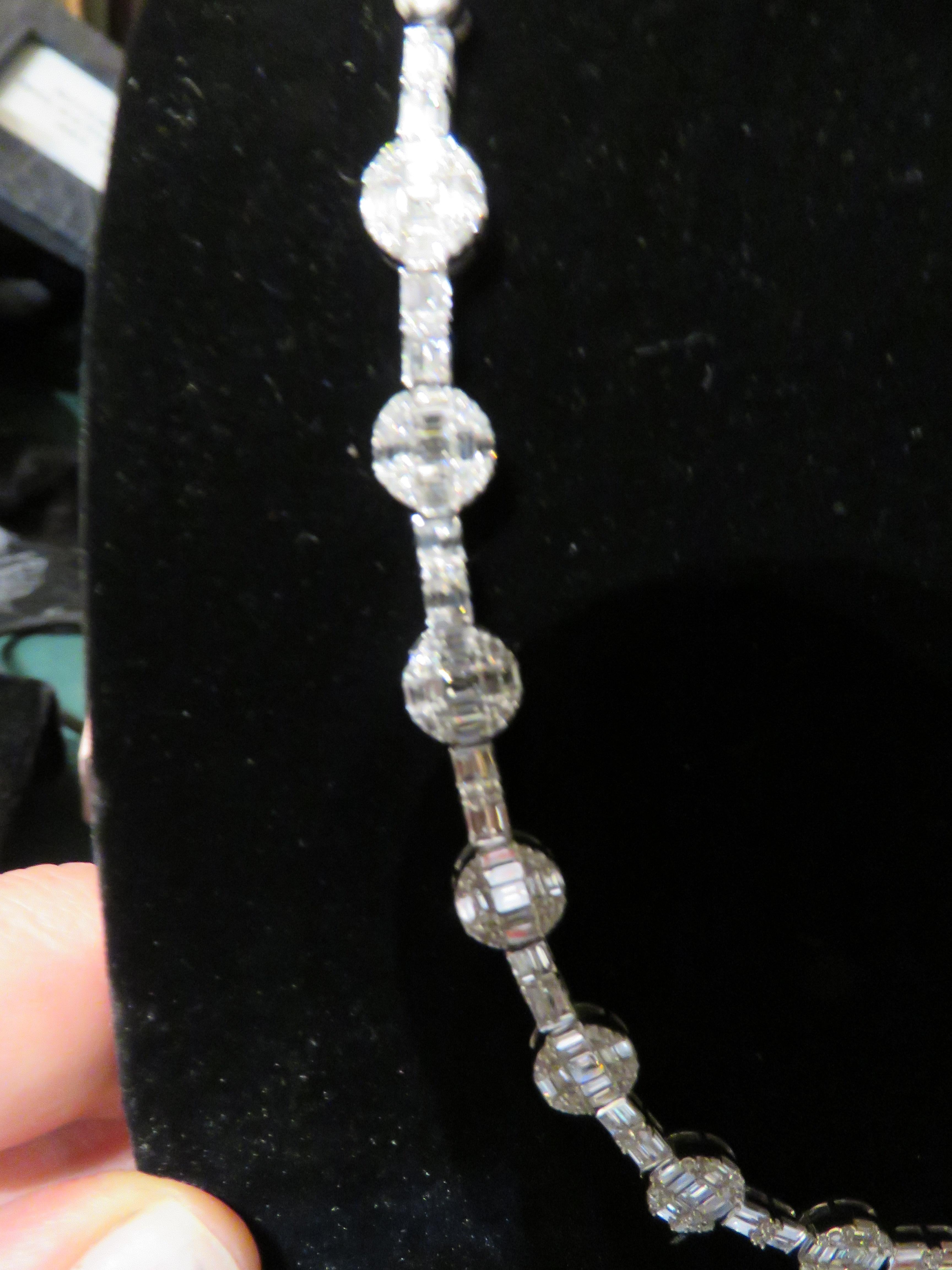 Taglio misto NWT $36, 500 Collana di diamanti 18KT Fancy Large 5.50CTS Outstanding Fancy in vendita