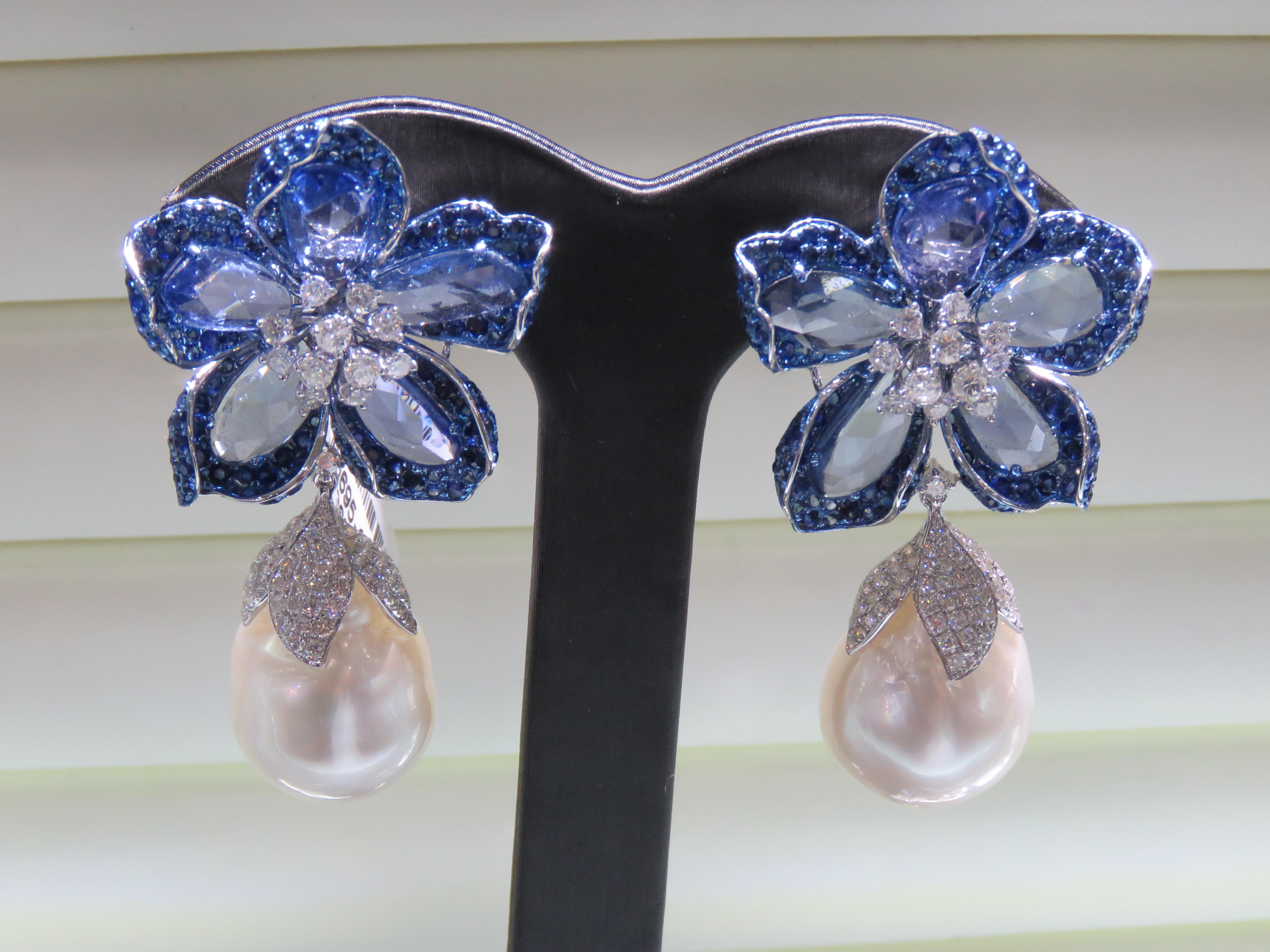 Die folgenden Elemente, die wir anbieten, sind diese extrem seltene schöne 18KT Gold feine seltene große barocke Südseeperle Fancy Rose Cut Blue Sapphire und Diamond Dangle Drop Earrings. Diese prächtigen Ohrringe bestehen aus wunderschönen blauen
