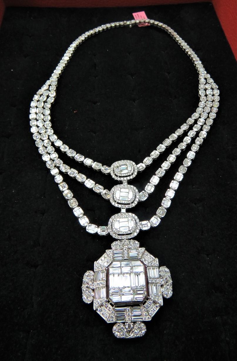 L'oggetto seguente che offriamo è questa rara e importante collana di diamanti radianti in oro 18KT, splendida e scintillante. La collana contiene circa 40 carati di splendidi diamanti scintillanti incastonati in oro 18 carati!!! Le pietre sono