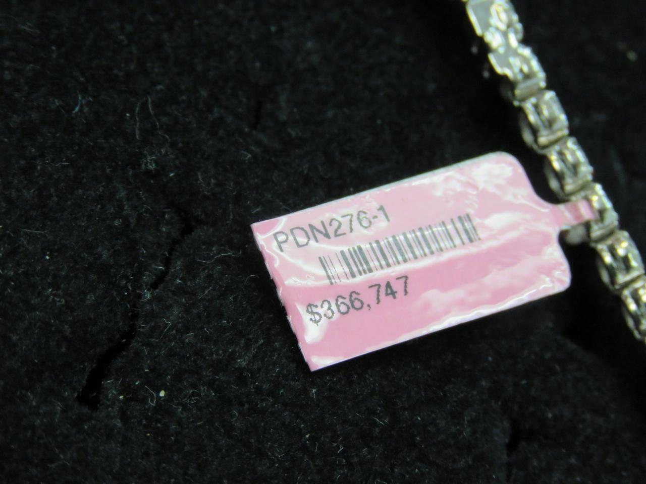 Taglio rotondo NWT $366, 747 Rare Fancy 18 Karat Gold Gorgeous 40CT Diamond Drop Necklace in vendita