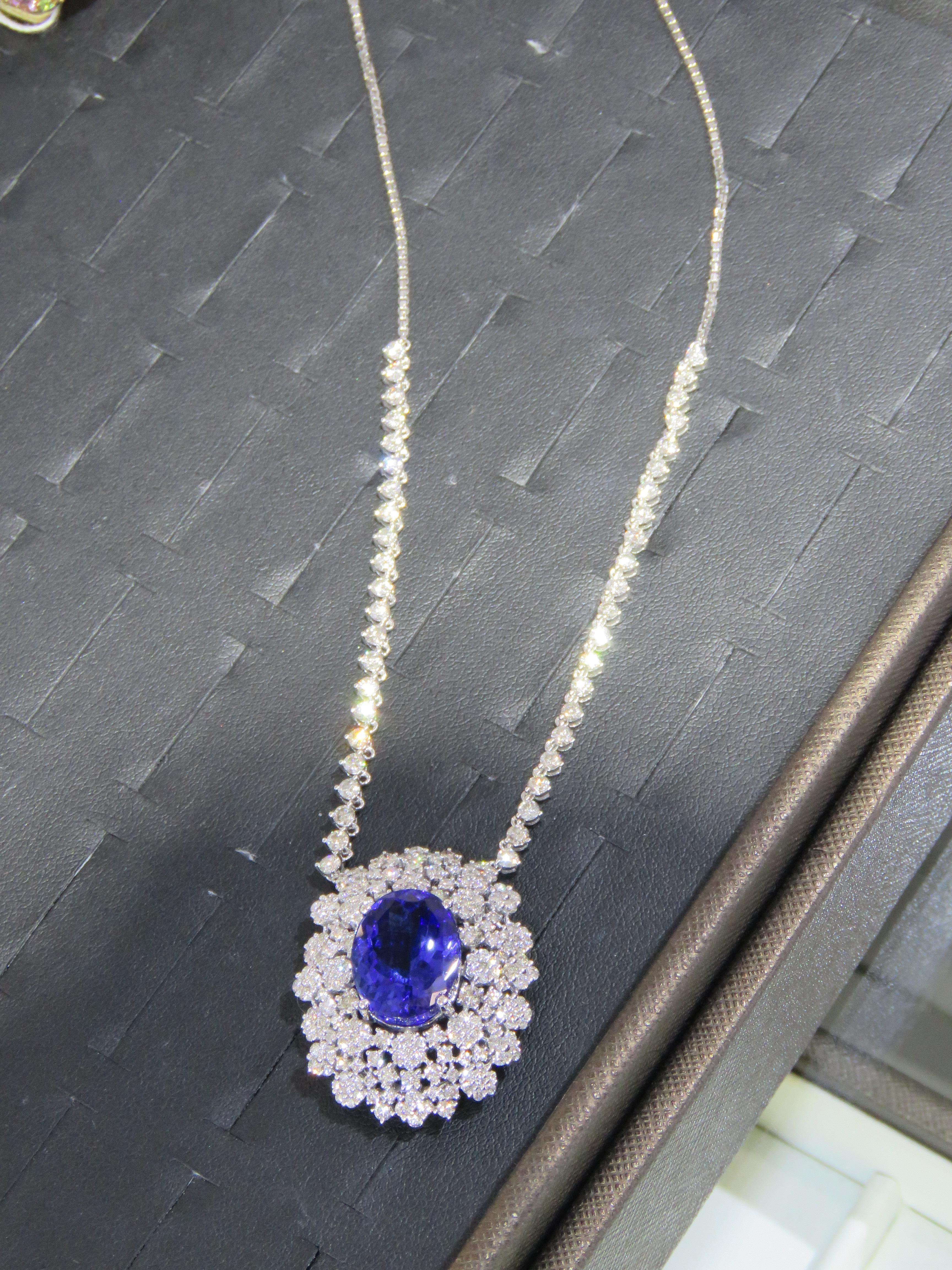 Taglio misto NWT $36, 769 Rara e splendida collana con ciondolo in oro 18KT con tanzanite e diamante in vendita