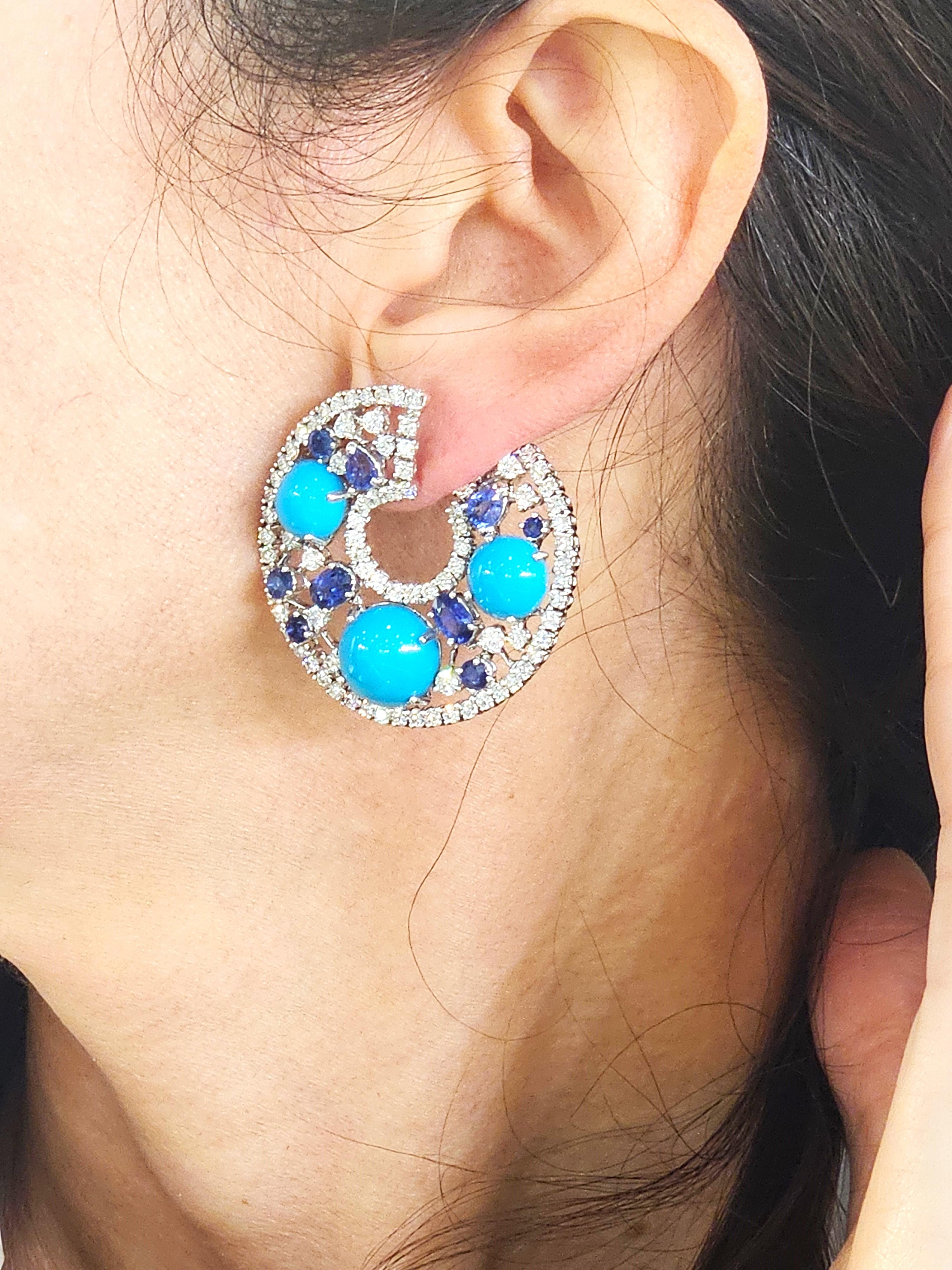 Die folgenden Elemente, die wir anbieten, ist ein Paar von seltenen 18KT Gold Large Cabochon Türkis Diamond Blue Sapphire Ohrringe. Die Ohrringe bestehen aus fein gesetzten, großen, wunderschönen Cabochon-Türkissteinen, die mit prächtigen,