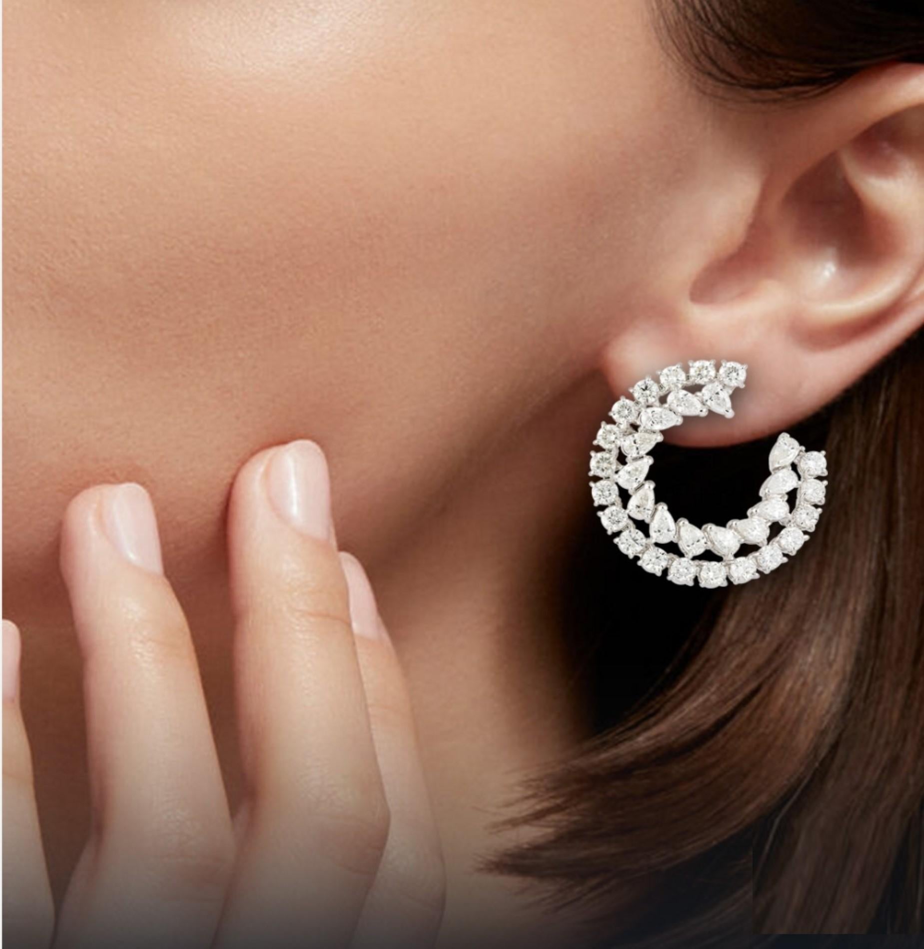 Taglio misto NWT $37, 500 Orecchini a forma di C con diamanti scintillanti in oro 18KT A.I.C. in vendita