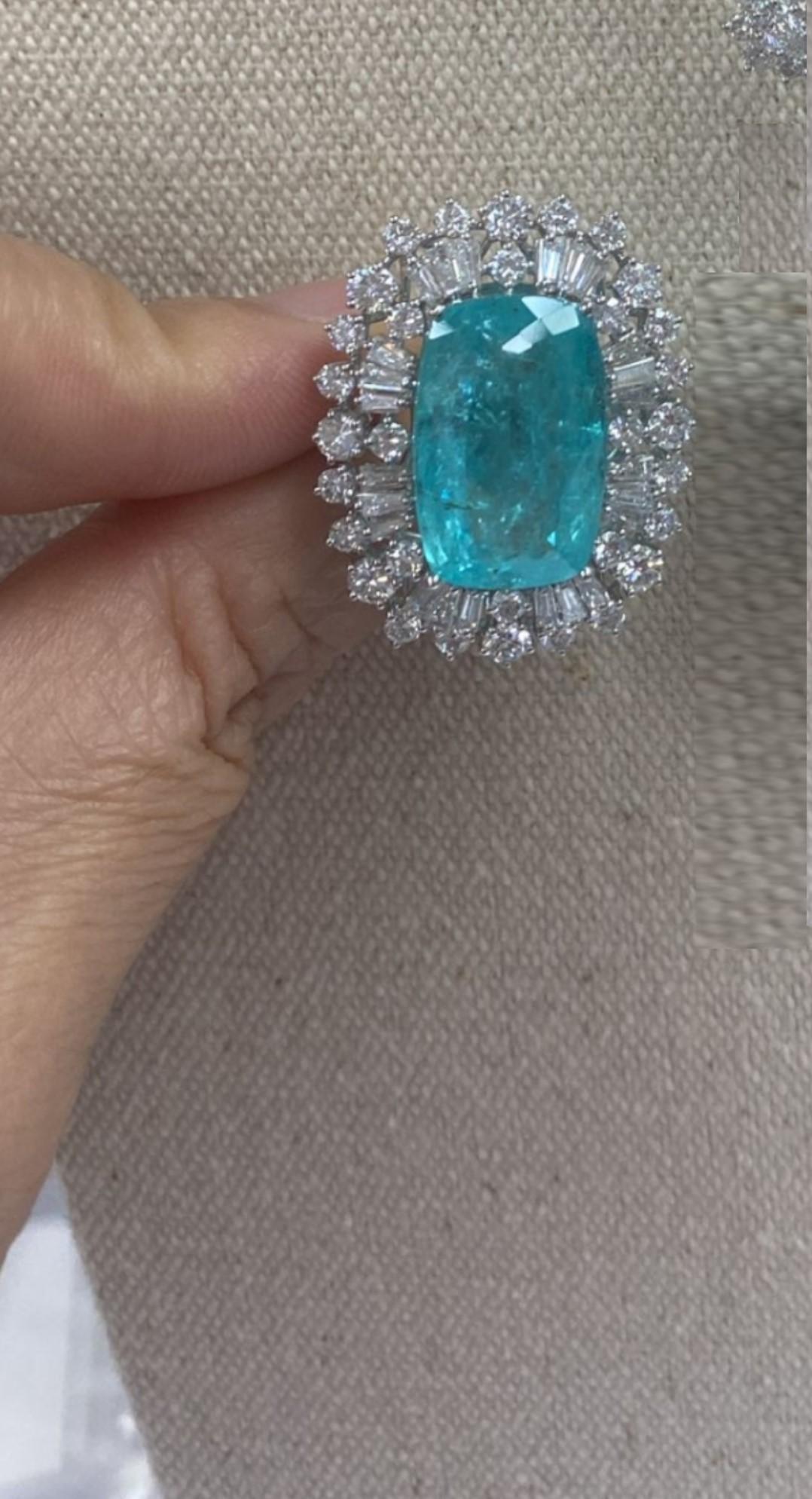 Il seguente articolo è un raro, importante, spettacolare e brillante anello d'oro 18KT con una grande e splendida Paraiba e diamanti. L'anello è composto da una magnifica tormalina Paraiba di grandi dimensioni circondata e incorniciata da splendidi