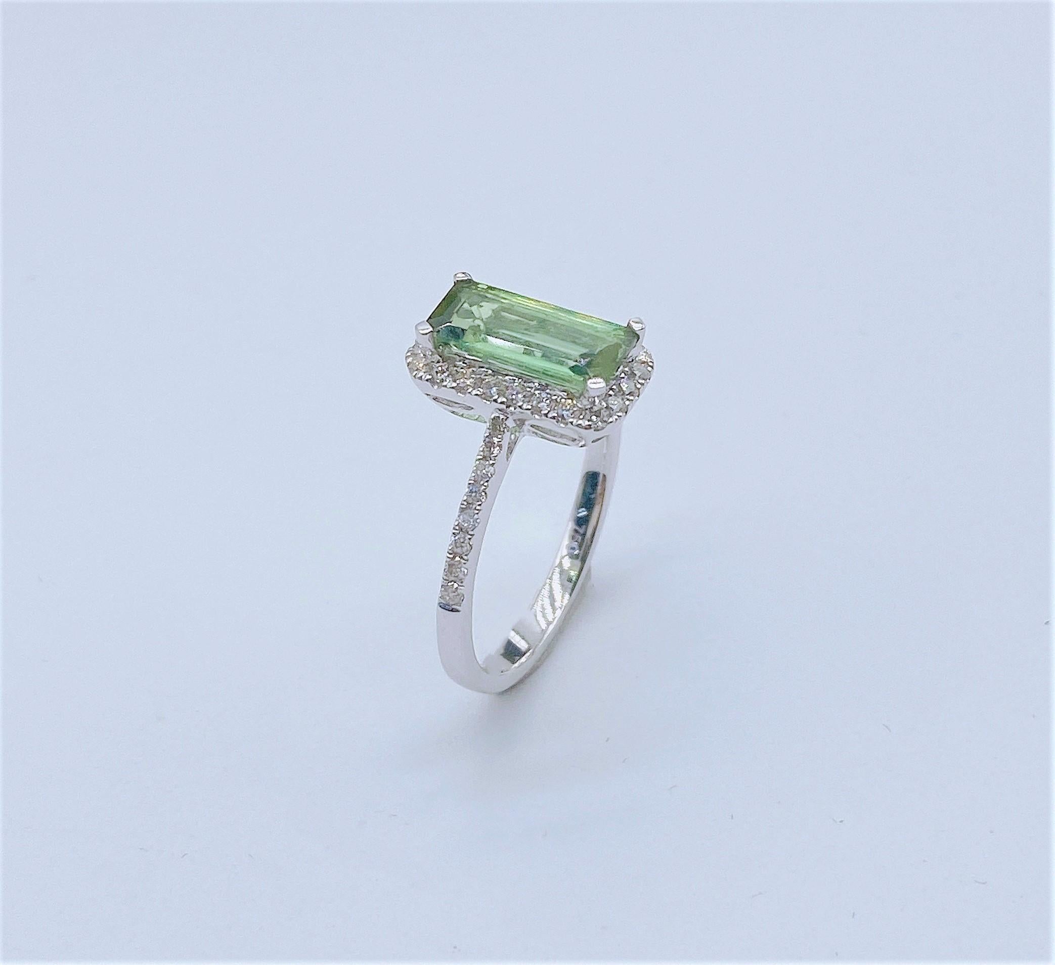 L'article suivant que nous proposons est une Rare Importante Bague Spectaculaire et Brillante en Or 18KT avec Tourmaline et Diamant. La bague est composée d'une tourmaline rare, fine et magnifique, entourée et encadrée de magnifiques diamants
