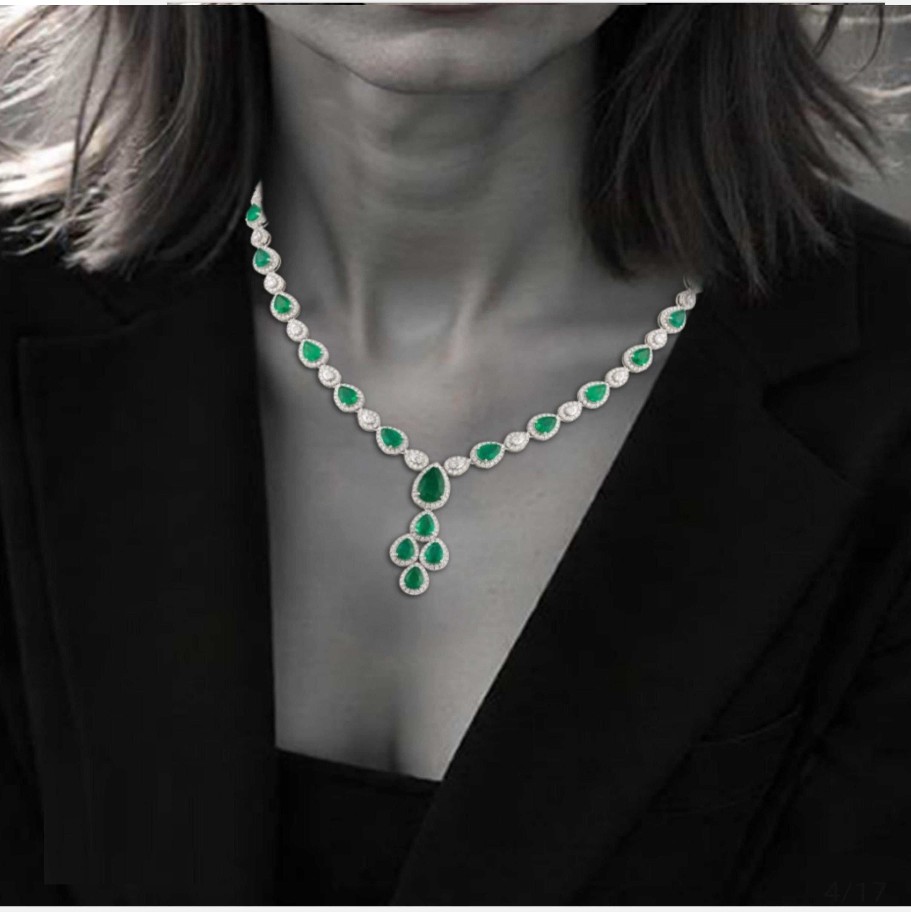 Taille mixte NWT $39, 000 18KT Large Fancy Glittering 16.50CT Emerald Diamond Drop Necklace en vente