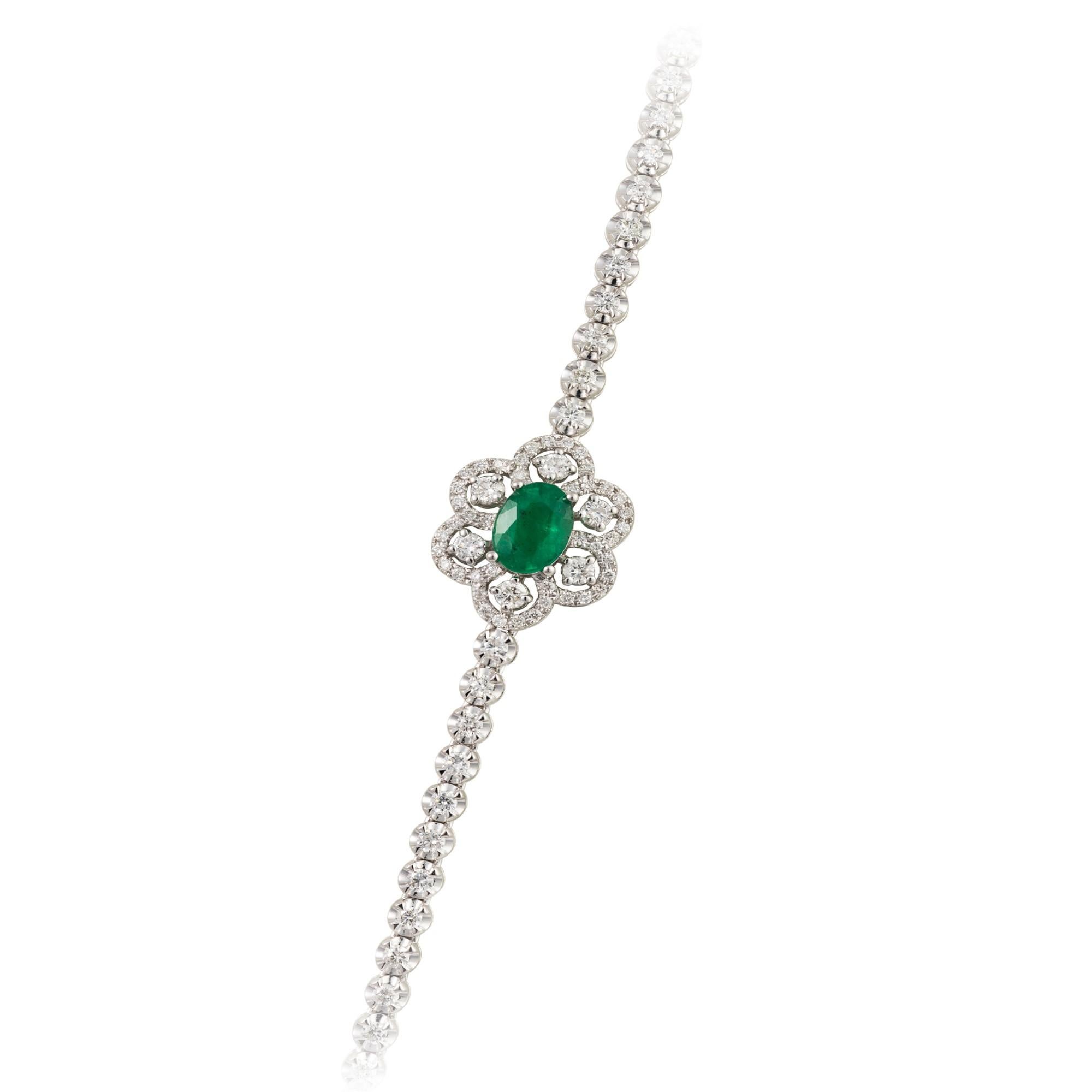 Eine seltene 18KT Weißgold Smaragd-Diamant-Halskette. Halskette besteht aus fein gefassten glitzernden wunderschönen langen Smaragd Halskette mit funkelnden Diamanten verziert!!! Die Smaragde und Diamanten sind von exquisiter und feiner Qualität.