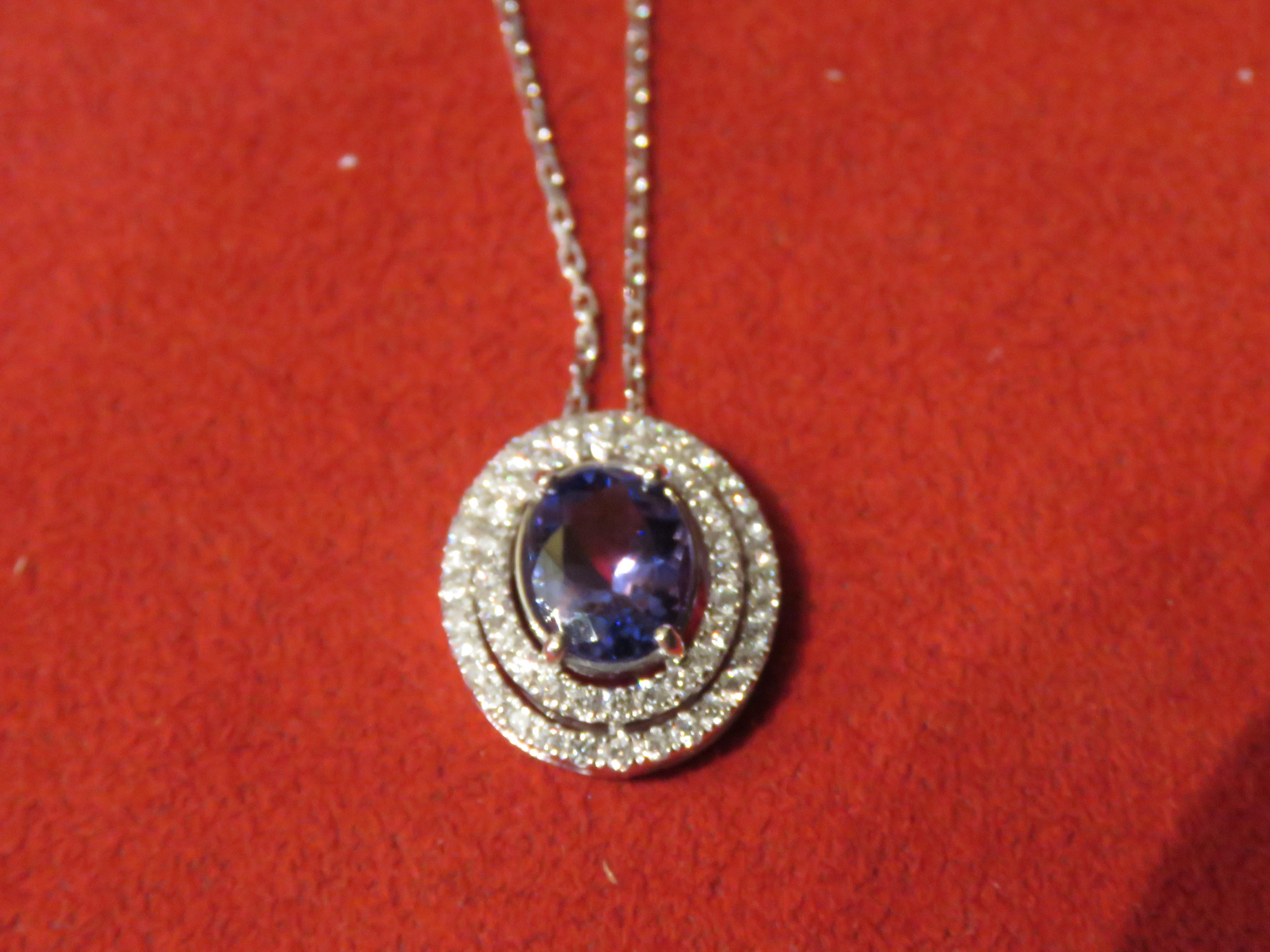 Il seguente oggetto è un importante e raro ciondolo in oro 18KT con tanzanite e diamanti taglio ovale. La collana è composta da una splendida tanzanite dal taglio ovale circondata e ornata da un bellissimo doppio alone di diamanti scintillanti e da