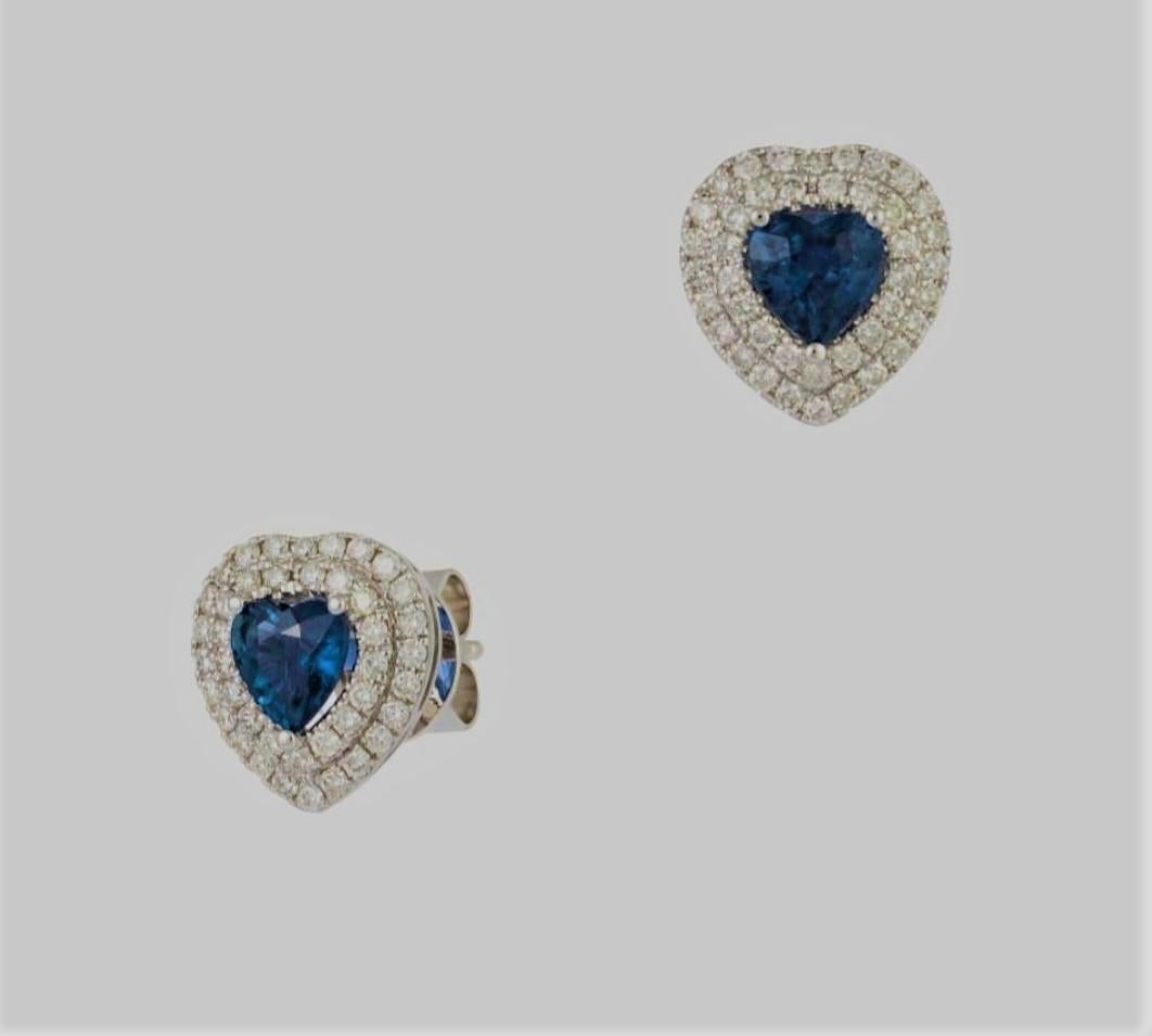 Il seguente articolo che offriamo è questo bellissimo orecchino a cuore con zaffiro blu e diamante in oro importante e raro. Questi magnifici orecchini sono composti da oltre 2 carati di magnifici e rari zaffiri blu scintillanti a forma di cuore,