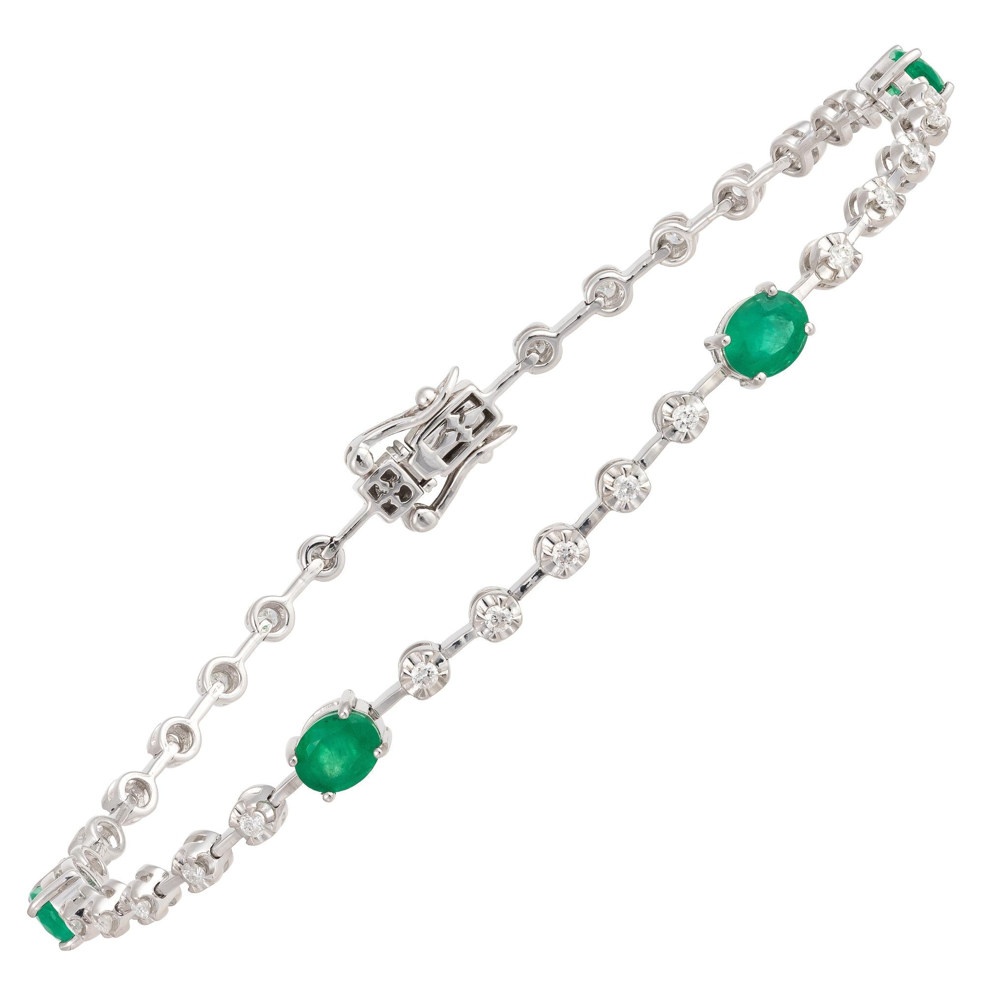 Emerald Cut NWT $4, 750 18 Karat Gold Glittering Fancy Oval Green Emerald Diamond Bracelet For Sale