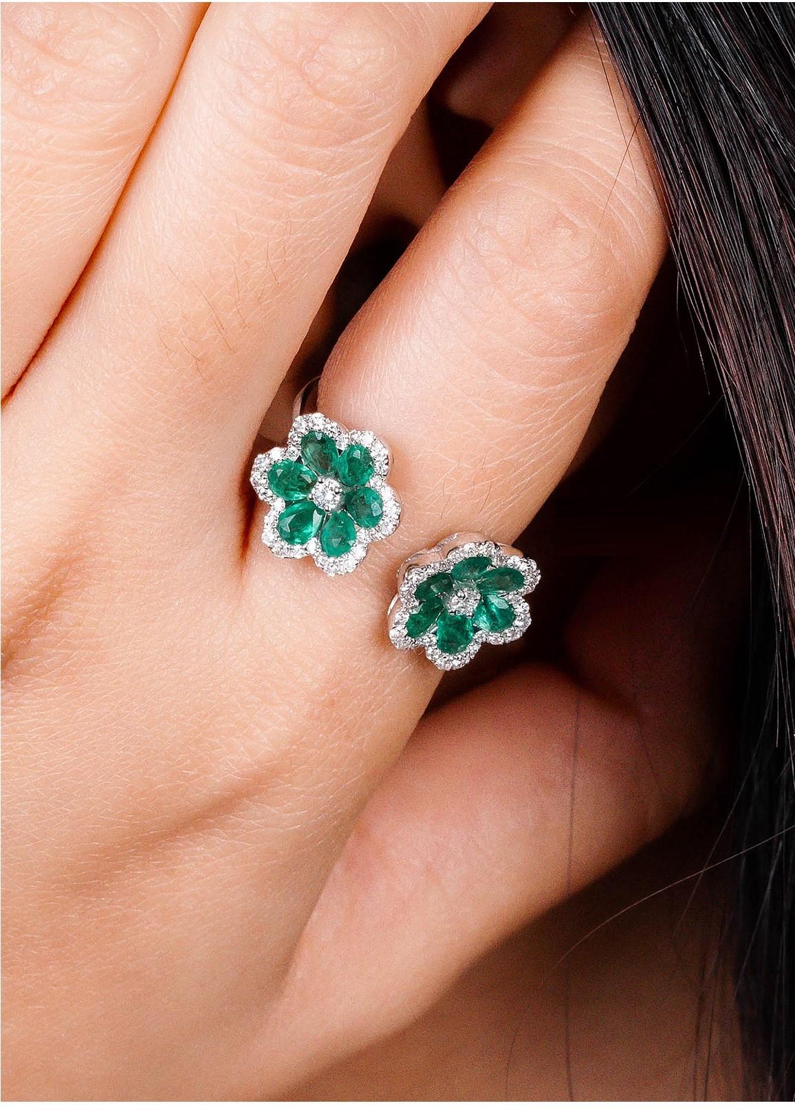 NEU $4, 750 18KT glitzernder wunderschöner Fancy Doppelblumen-Smaragd-Diamant-Ring mit Smaragdverzierung im Zustand „Neu“ im Angebot in New York, NY