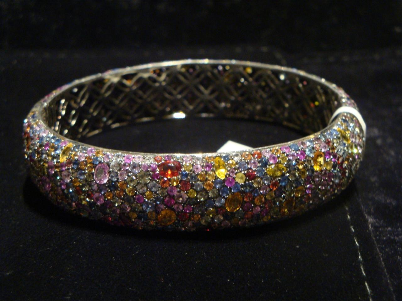 L'article suivant que nous offrons est ce Rare Magnifique FANCY COLORFUL RAINBOW SAPPHIRE STERLING SILVER CUFF BANGLE BRACELET. A.I.C&W. APPROX 30CTS !!! Ce magnifique bracelet est une pièce rare qui a été vendue dans certains hôtels cinq étoiles.