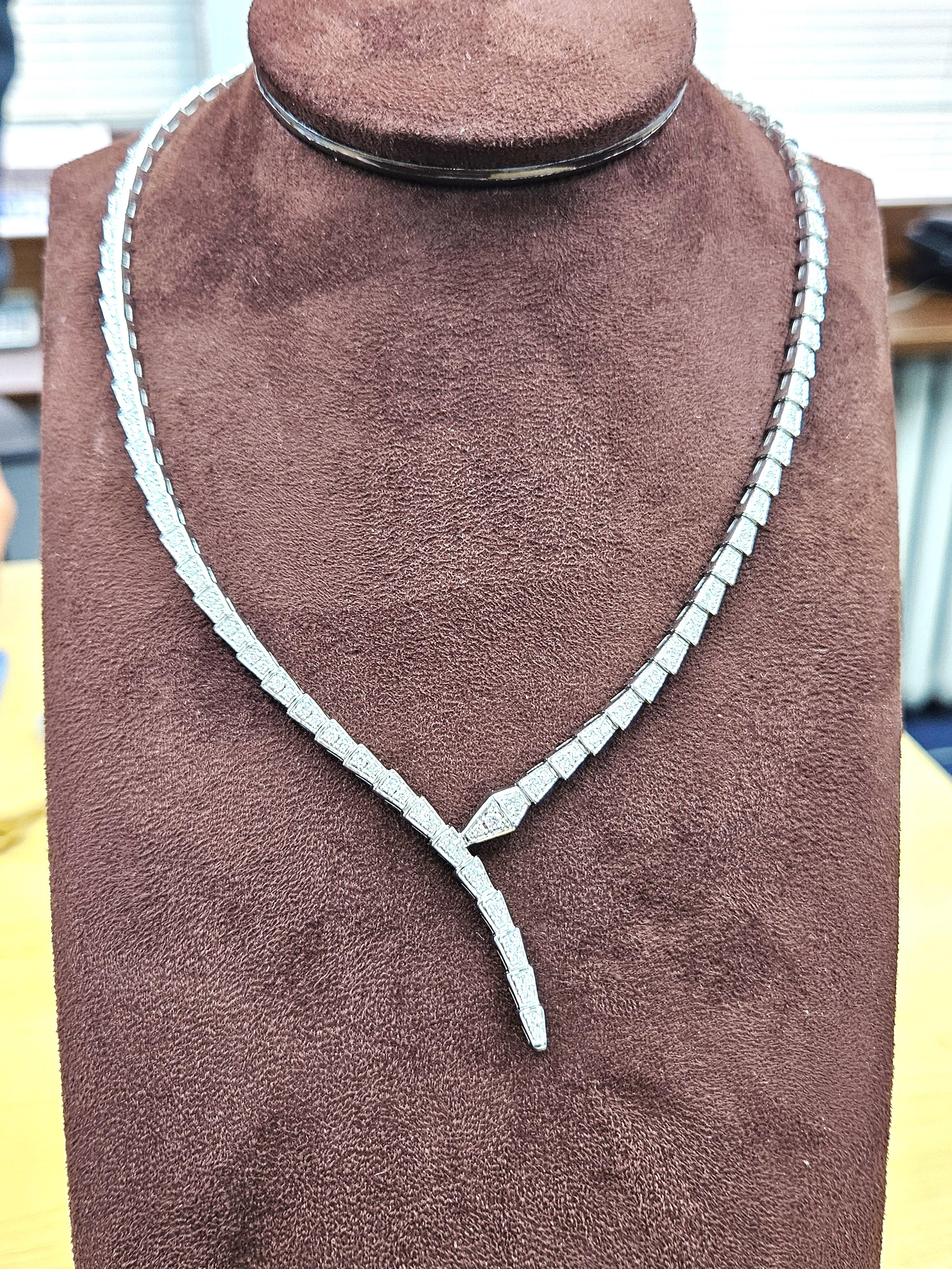 Il seguente oggetto è un'importante e rara collana di serpenti in oro 18KT con diamanti di fantasia. La collana è composta da una splendida schiera di diamanti rotondi e fantasia!!! T.C.W. Circa 4.30CTS!!! Questa splendida collana è un raro campione