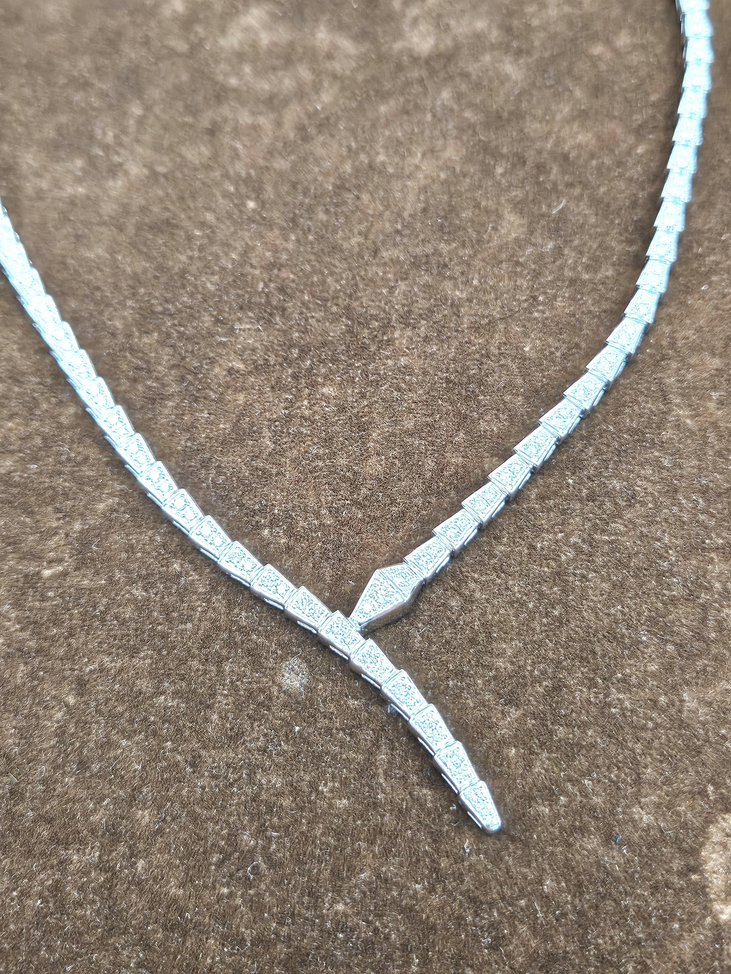 Taglio rotondo NWT $40, 000 Collana Serpent Snake 18KT Fancy Large Glittering Diamond in vendita