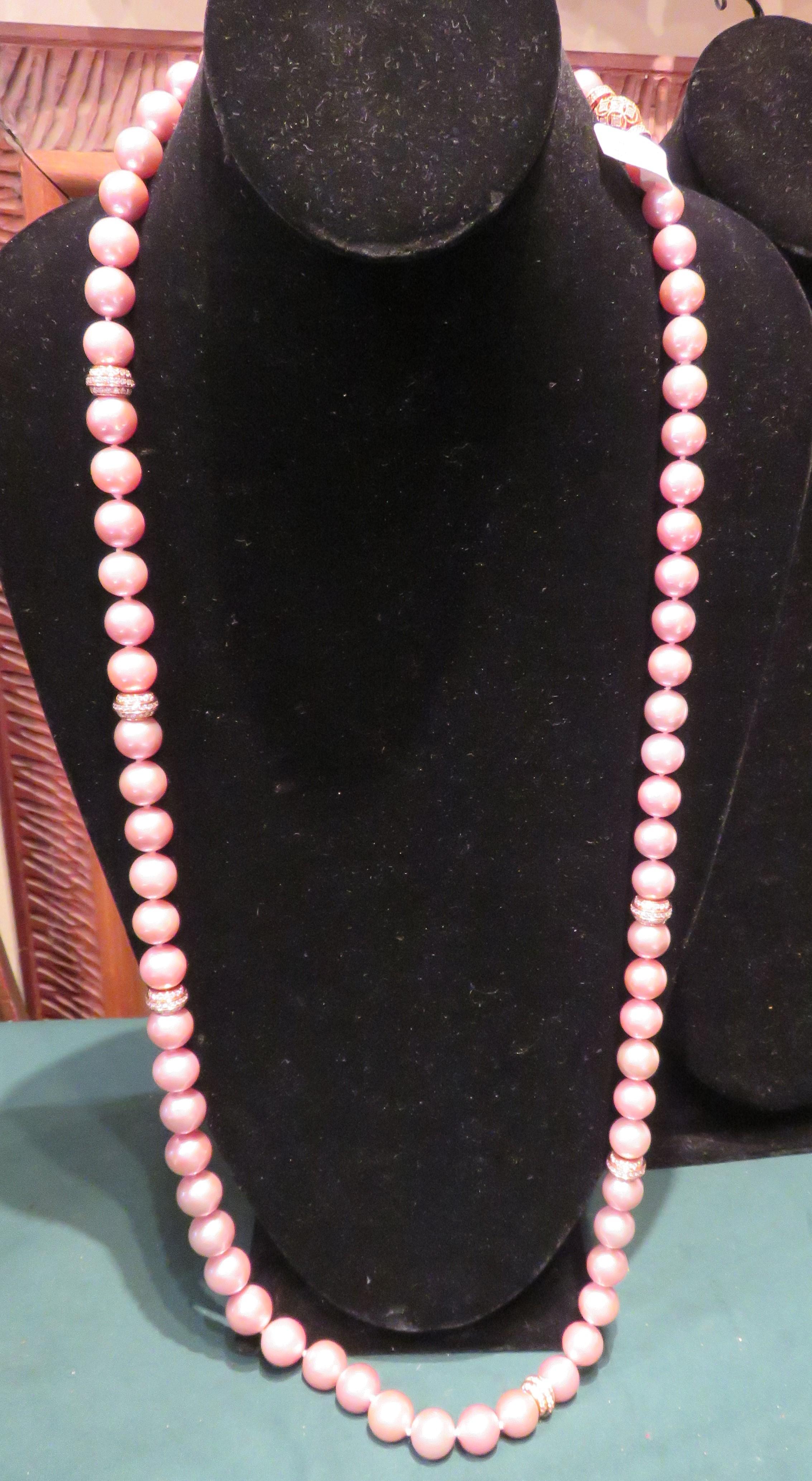 Il seguente articolo che offriamo è questa bellissima e rara collana di perle barocche e diamanti in oro 18KT. La collana è composta da circa 73 bellissime e magnifiche perle rosa grandi e rare che emanano una tonalità radiosa!!! Splendidamente