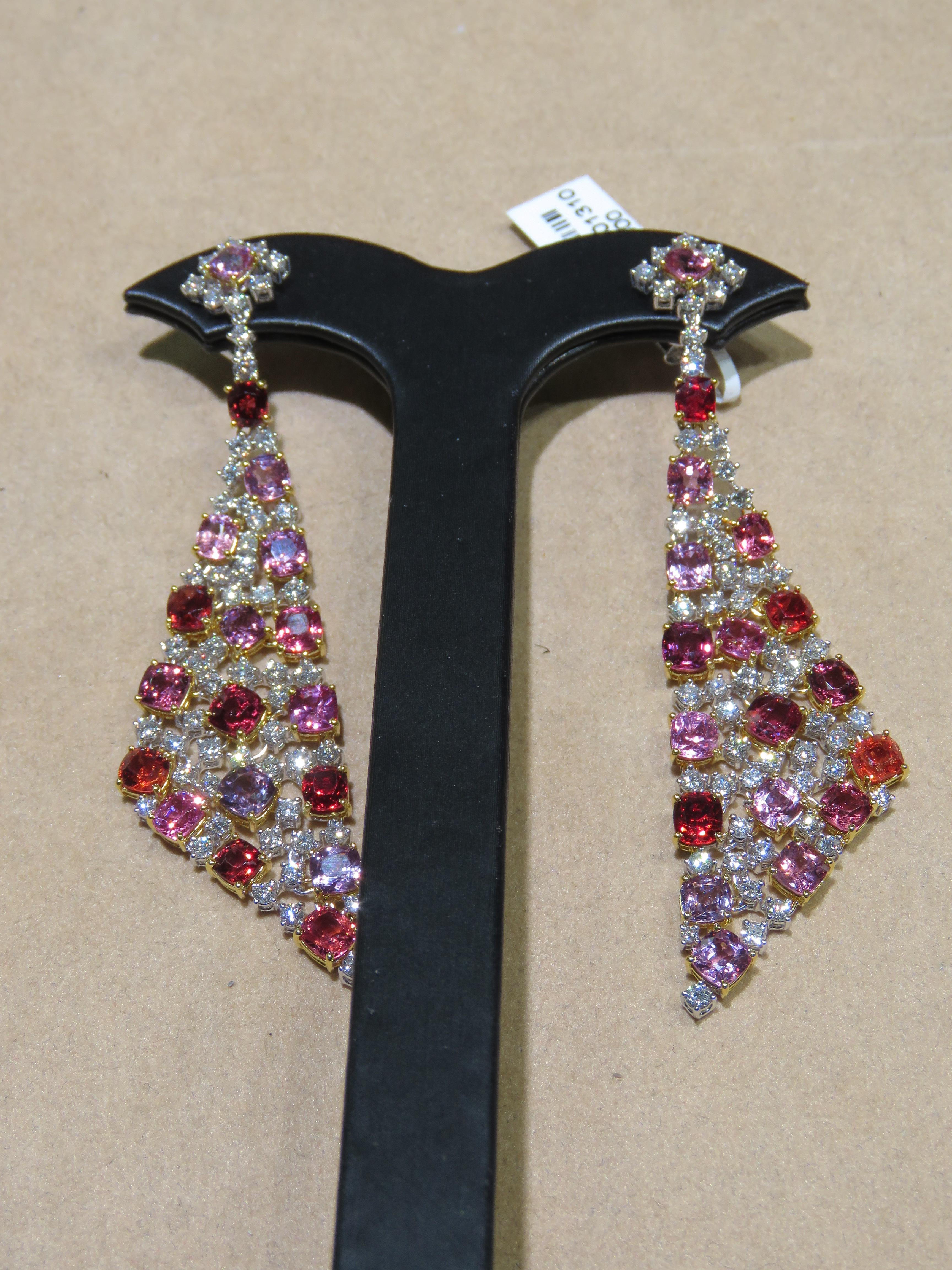 L'article suivant que nous offrons est ce Rare Important Radiant Gold 18KT Gorgeous Glittering and Sparkling Magnificent Fancy Rainbow Multi Color Spinel Diamond Dangle Ears (Boucles d'oreilles pendantes). Les boucles d'oreilles contiennent environ