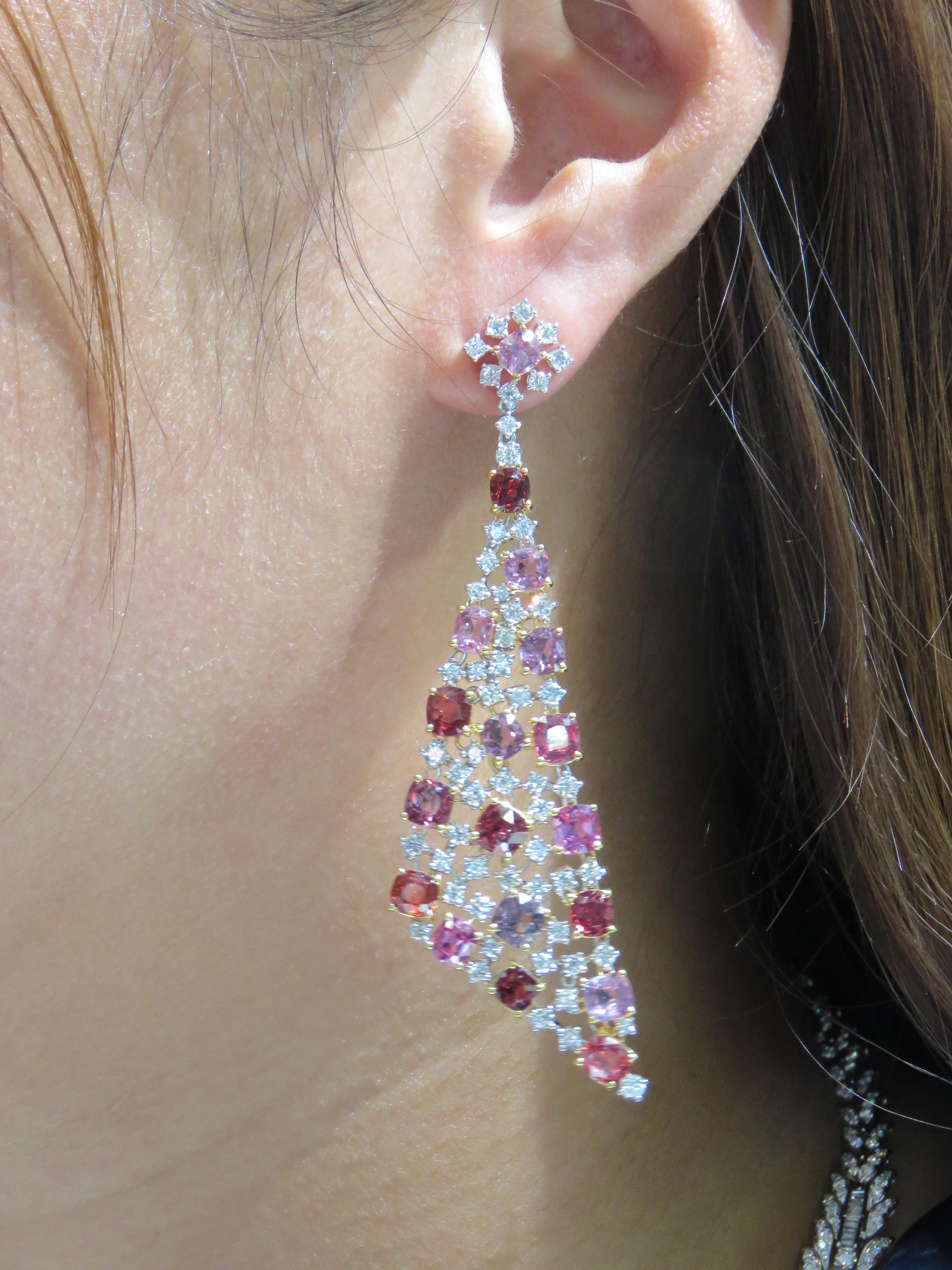 NWT 42, 000 18KT Fancy Large Glittering Rare Colorful Spinel Diamond Earrings Pour femmes en vente