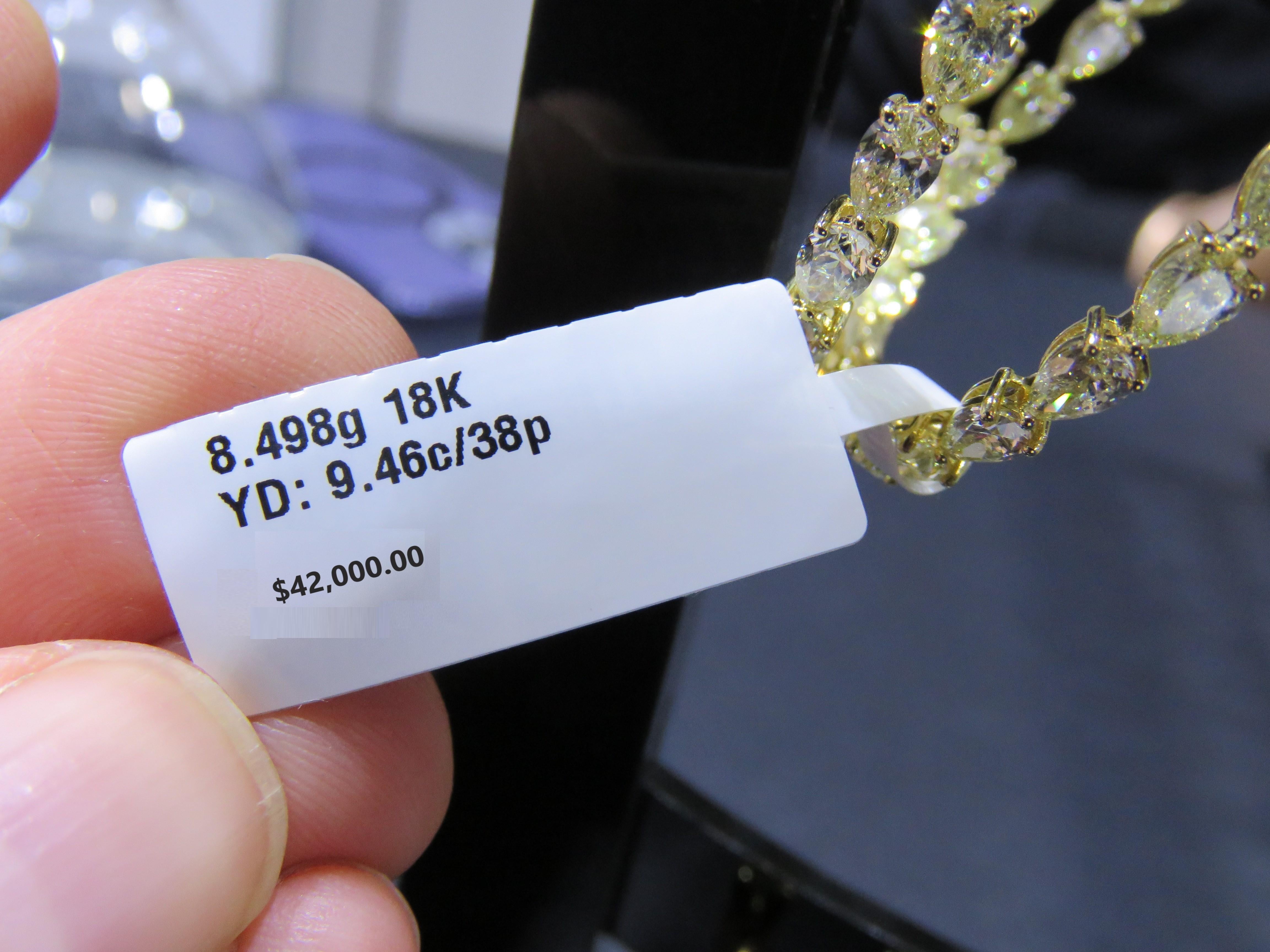 NWT $42 000 Or 18KT Magnifique Diamant jaune fantaisie Poire Dangle Boucles d'oreilles Or Neuf - En vente à New York, NY