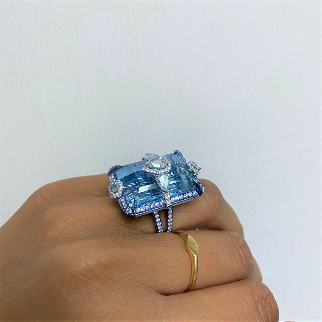 NWT $43, 500 18KT Gold Wichtig Groß 40CT Fancy Groß Aquamarin Diamant Ring im Zustand „Neu“ im Angebot in New York, NY