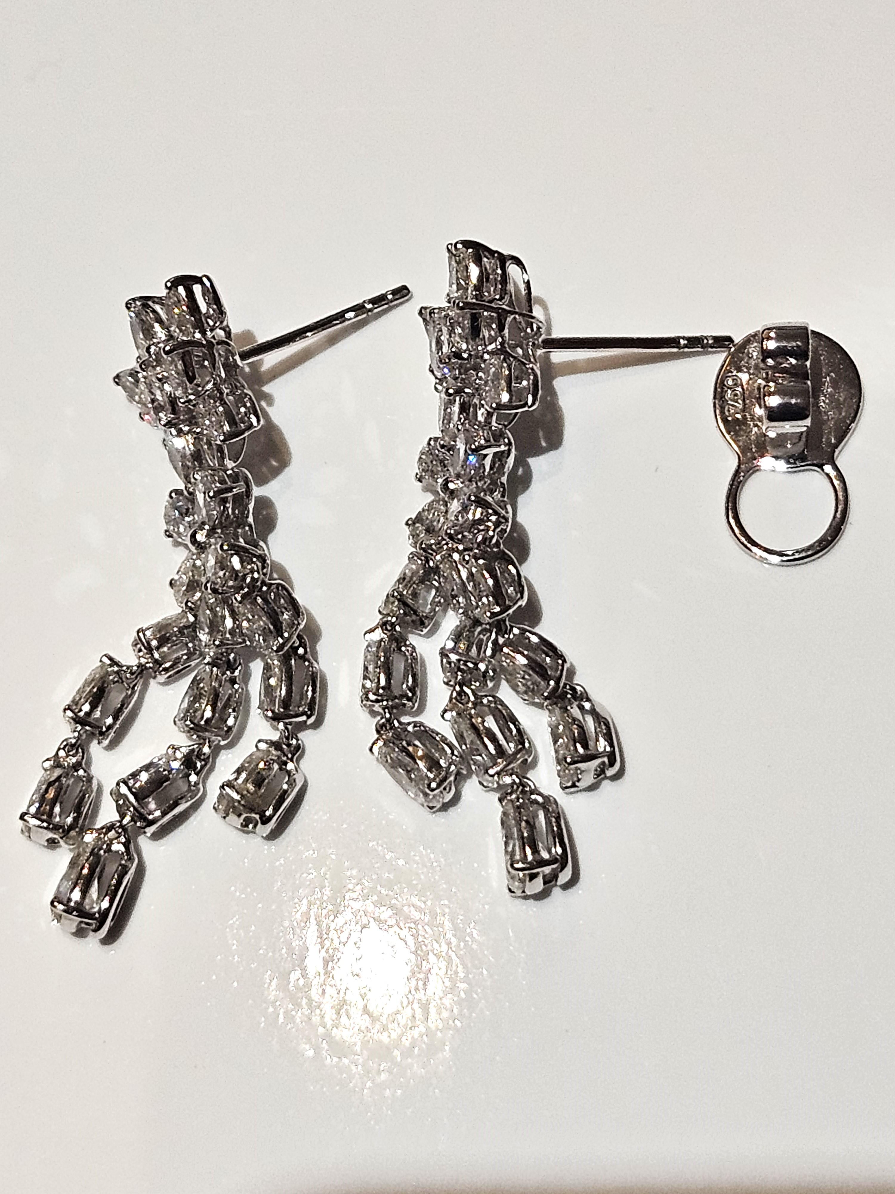 Il seguente articolo è un paio di rari orecchini con diamanti bianchi e fantasia in oro 18KT. Gli orecchini sono composti da splendidi diamanti bianchi di colore D-F finemente incastonati!!! T.C.W. Circa 6CTS!!! Questi splendidi orecchini sono una