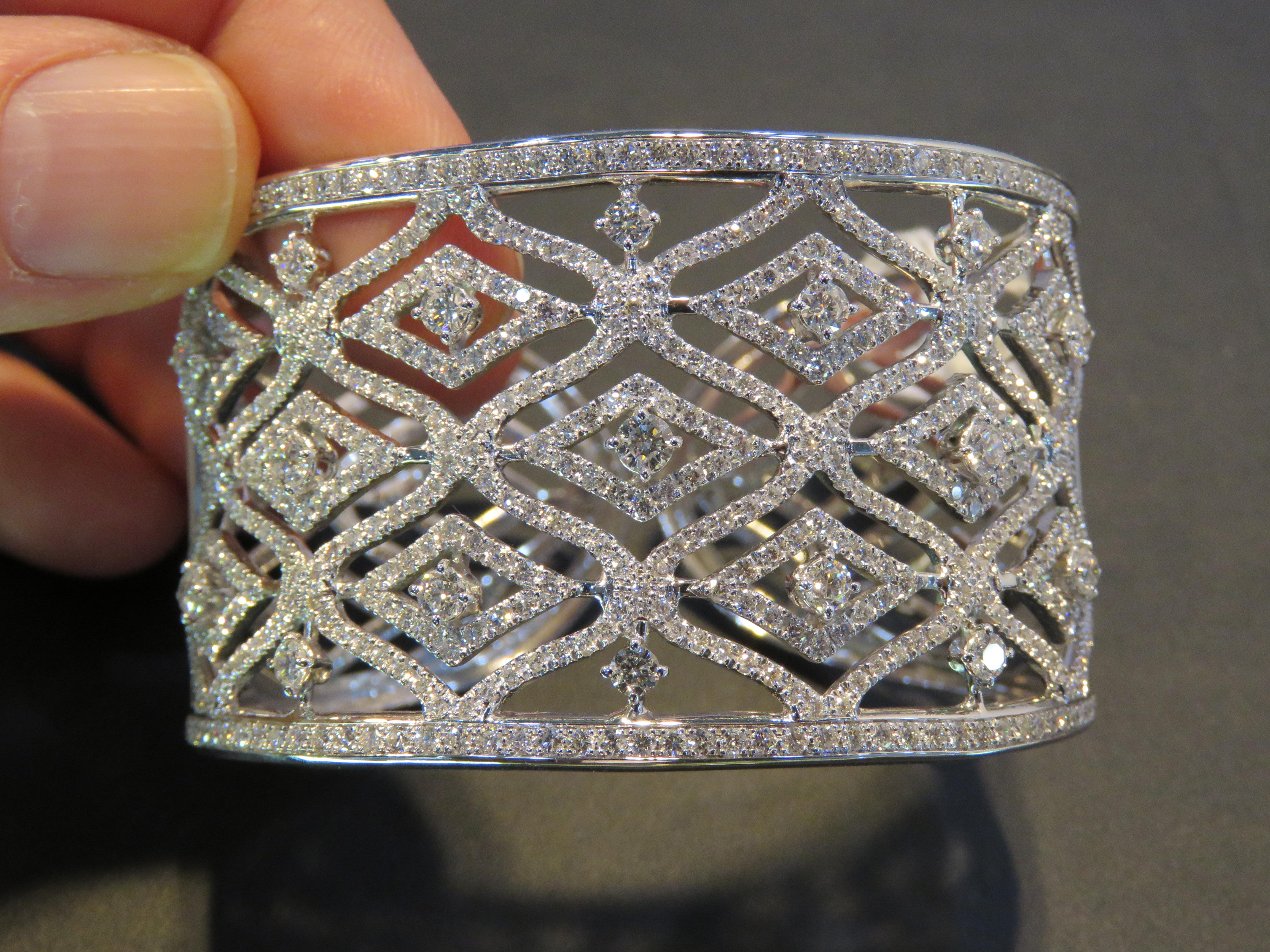 Mixed Cut NWT $44, 400 Important 18KT Gold Fancy Glittering Diamond Bracelet Bangle Cuff For Sale
