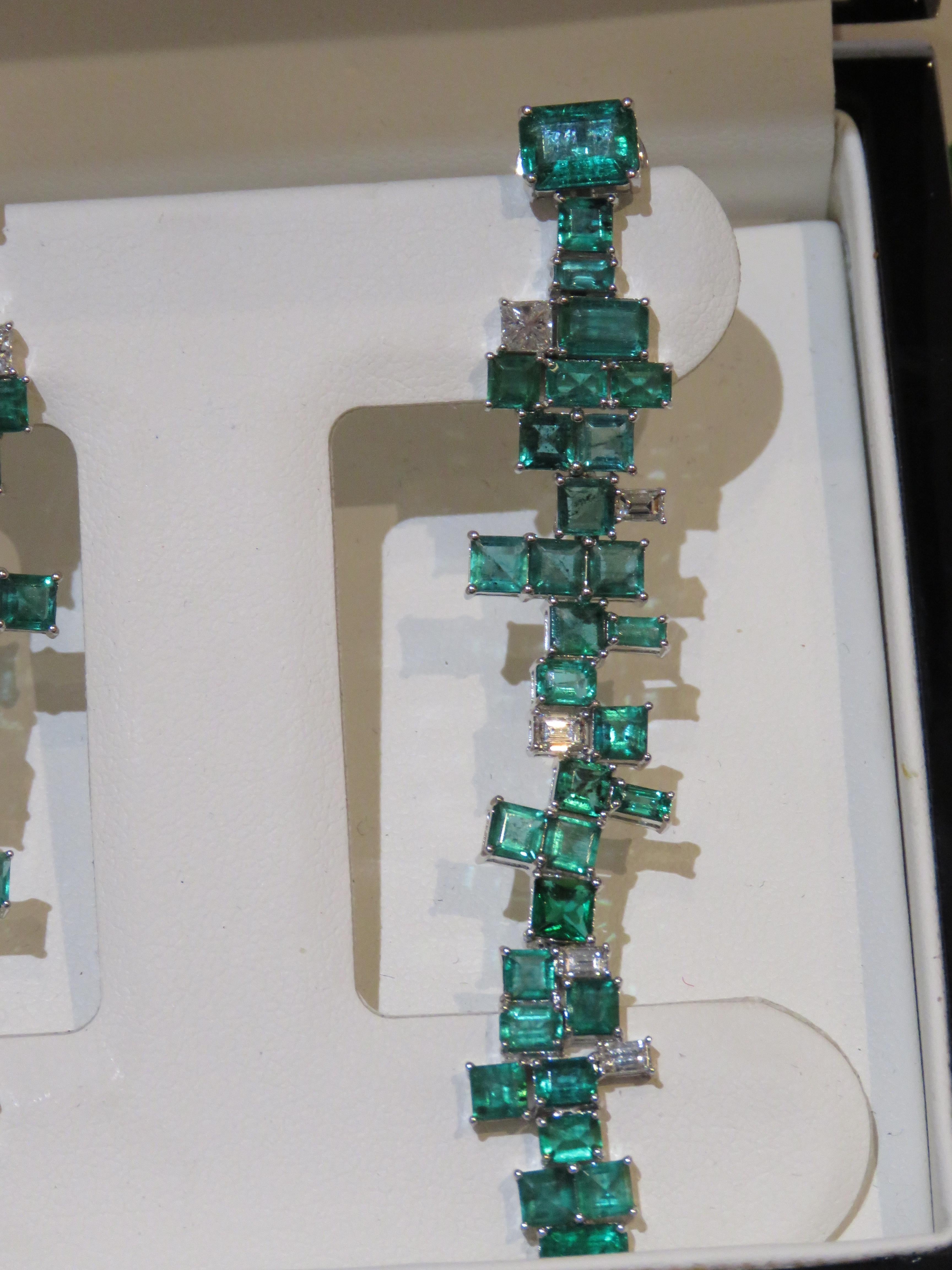 Mixed Cut NWT $45, 000 18KT Gold Large Glittering Fancy Emerald Diamond Dangle Earrings For Sale