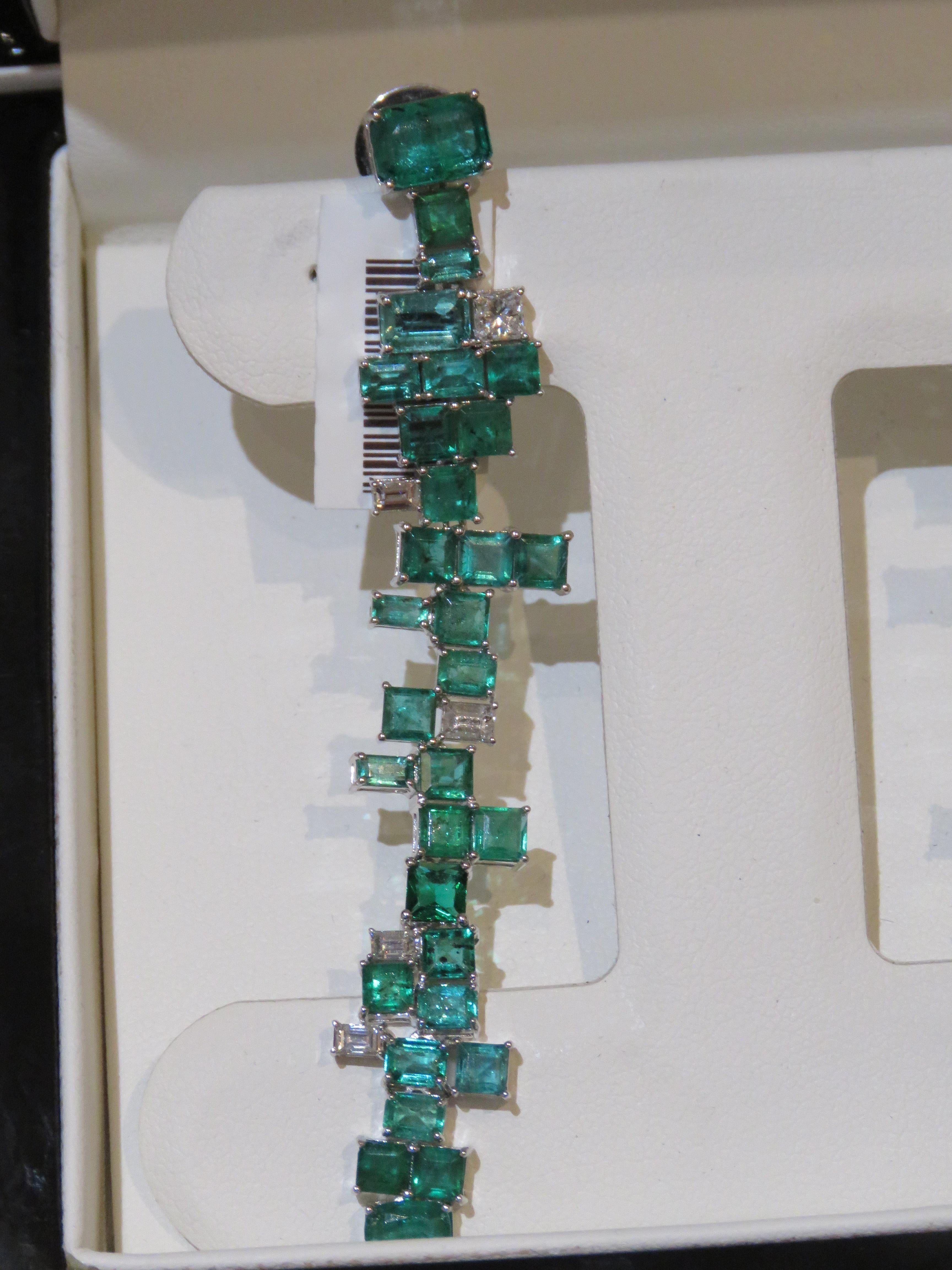 NWT $45, 000 18KT Gold Large Glittering Fancy Emerald Diamond Dangle Earrings In New Condition For Sale In New York, NY