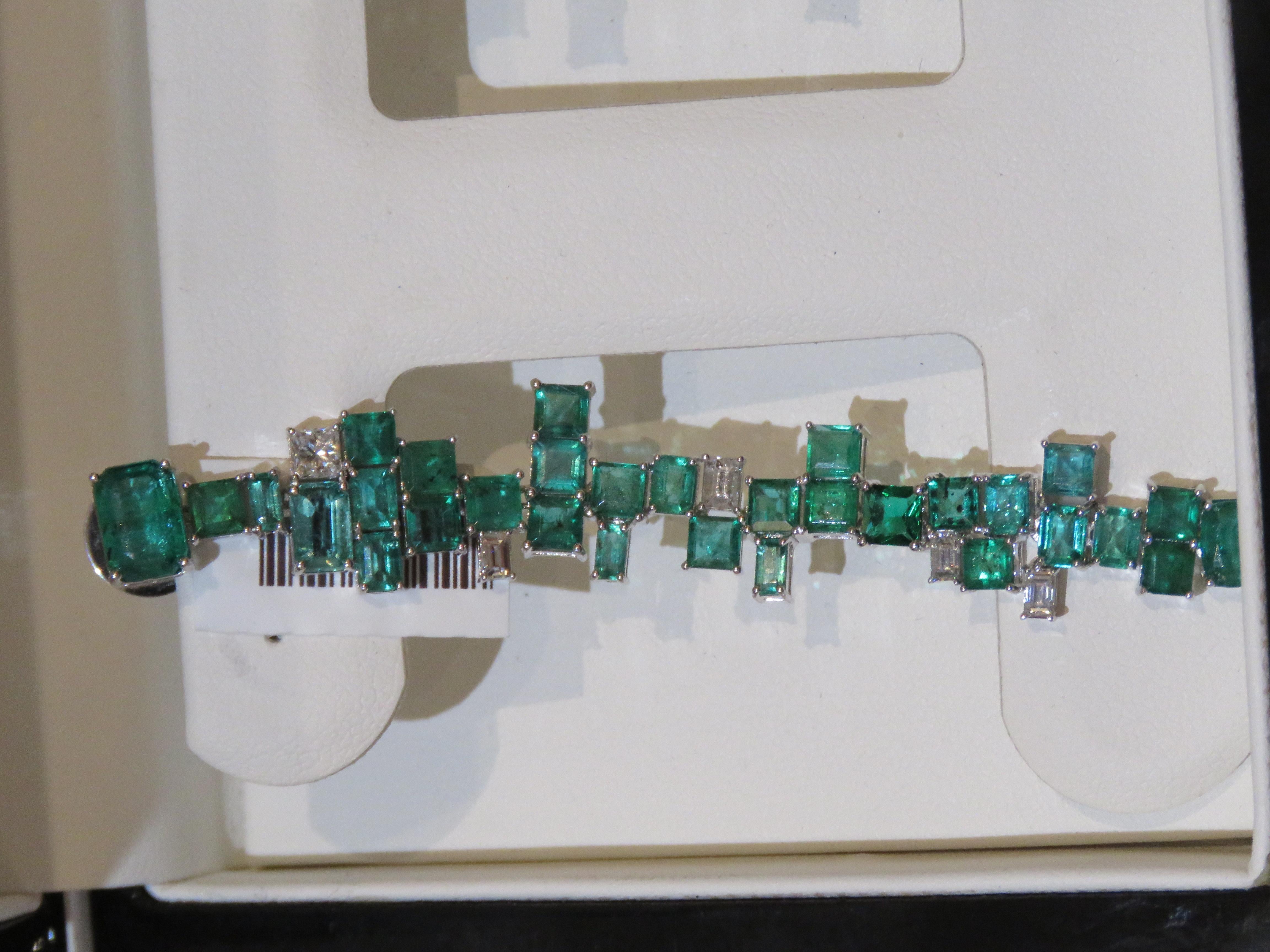 NWT $45, 000 18KT Gold Large Glittering Fancy Emerald Diamond Dangle Earrings In New Condition For Sale In New York, NY