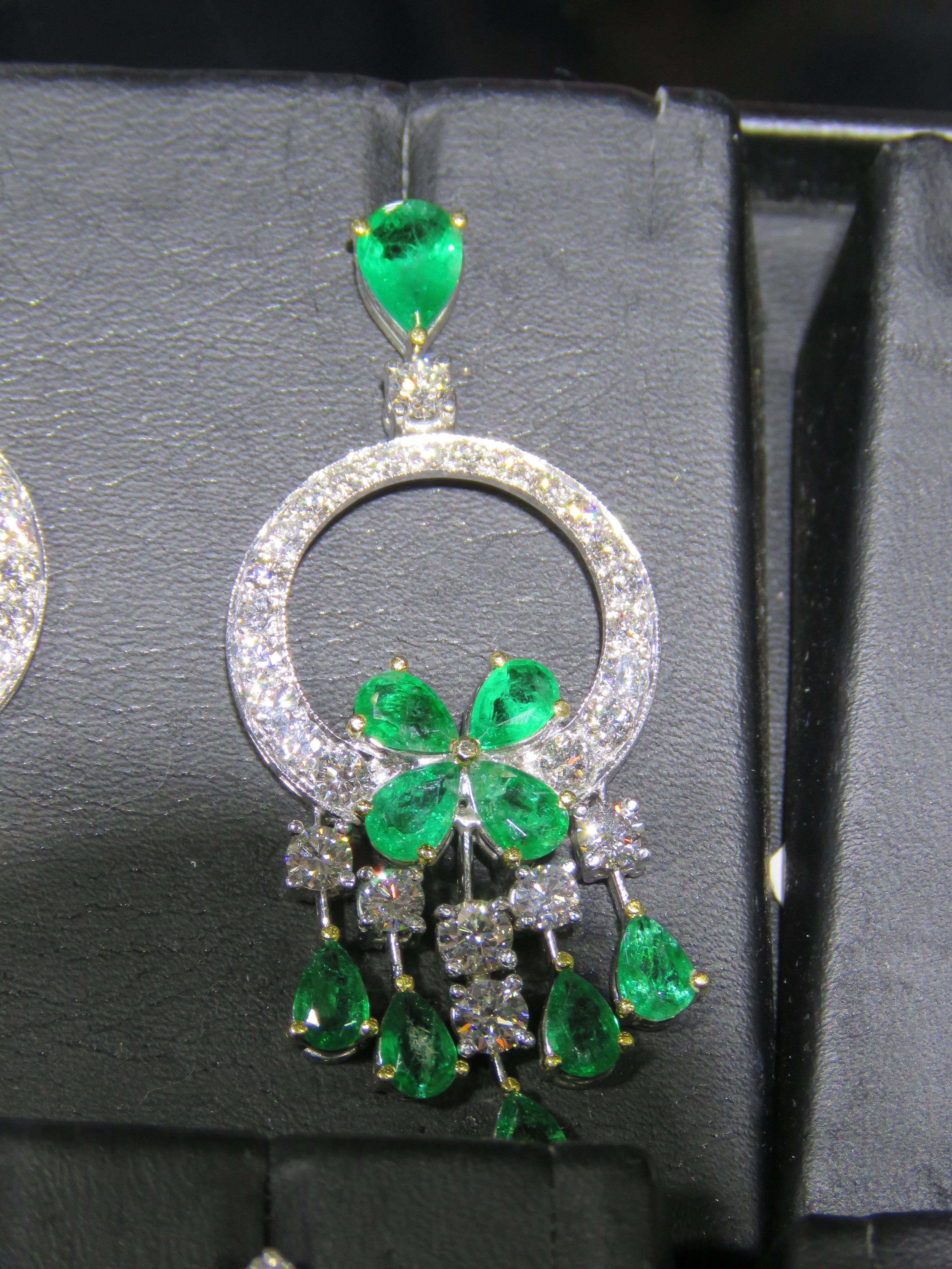 L'article suivant que nous proposons est cette paire de boucles d'oreilles pendantes en or 18KT d'une grande beauté, scintillante et étincelante, composée d'émeraudes et de diamants. Les boucles d'oreilles contiennent environ 8CTS de magnifiques