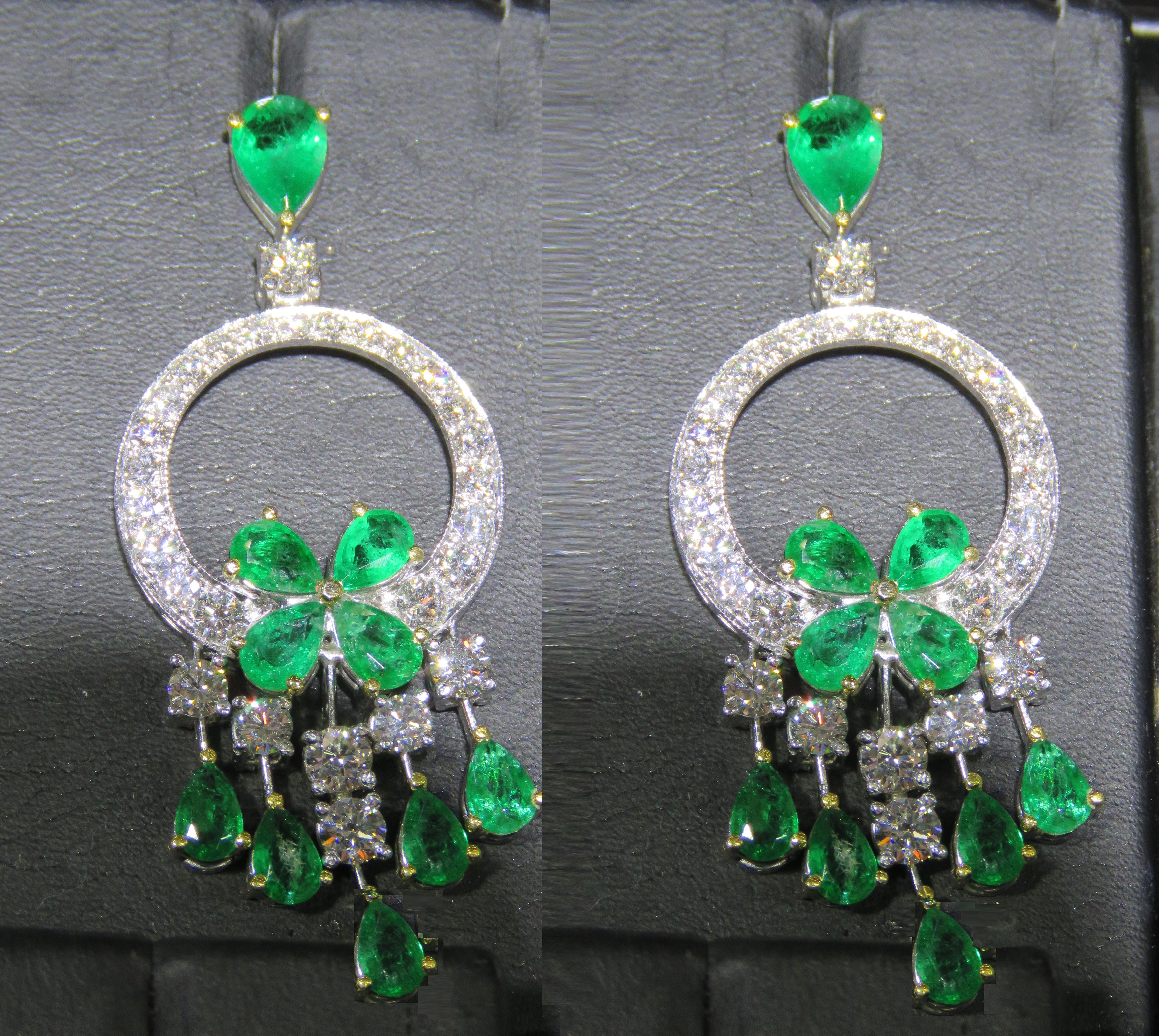 Taille mixte NWT $45, 000 18KT Grande émeraude colombienne scintillante Diamant Dangle Earrings en vente