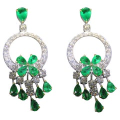 NWT $45, 000 Pendientes Colgantes de Diamantes Esmeralda Colombiana 18KT de Gran Brillo