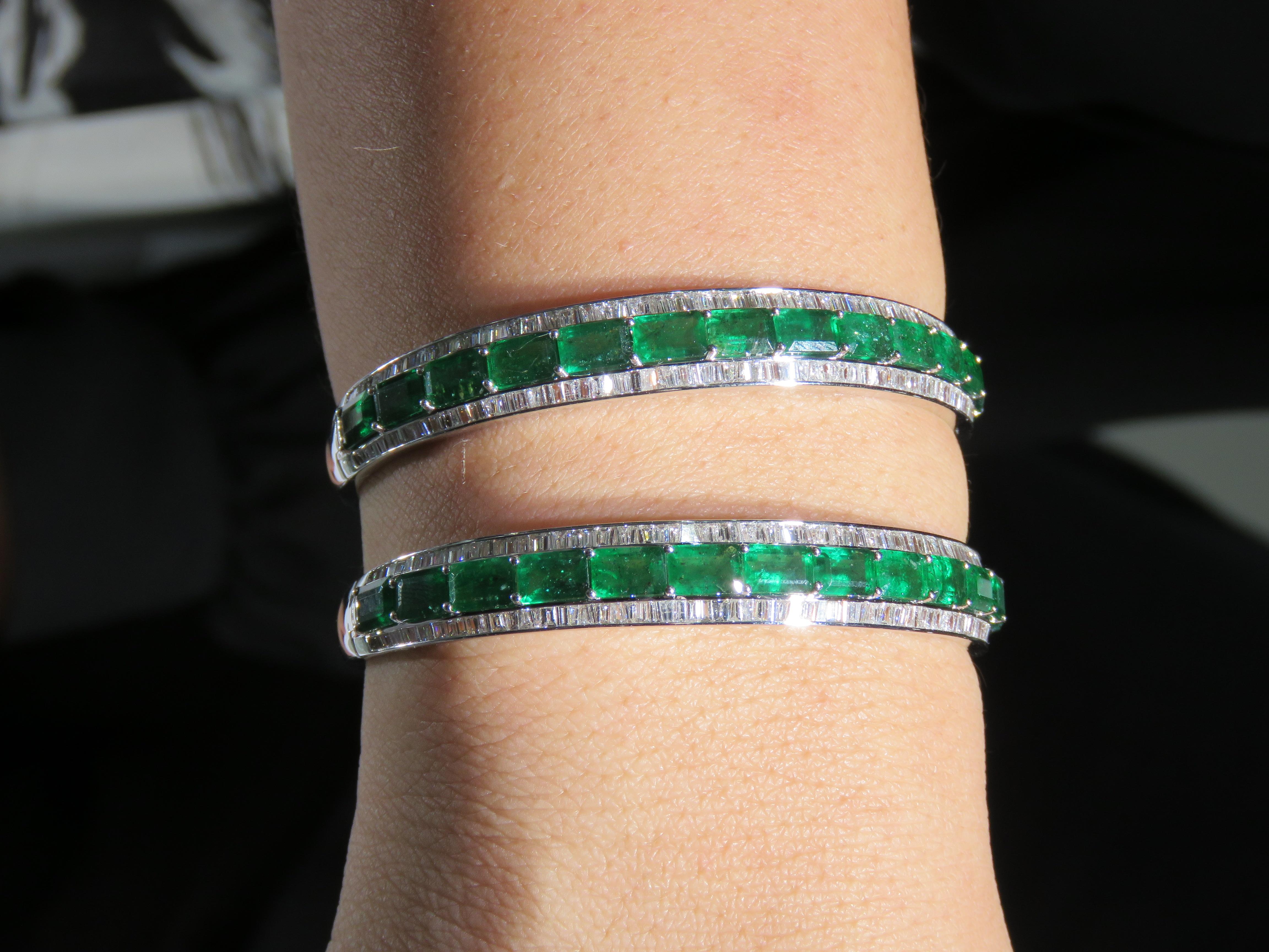 NWT $45, 600 Rare Pair 18KT Gold Fancy Emerald Diamond Bracelets Bangles Cuffs In New Condition For Sale In New York, NY