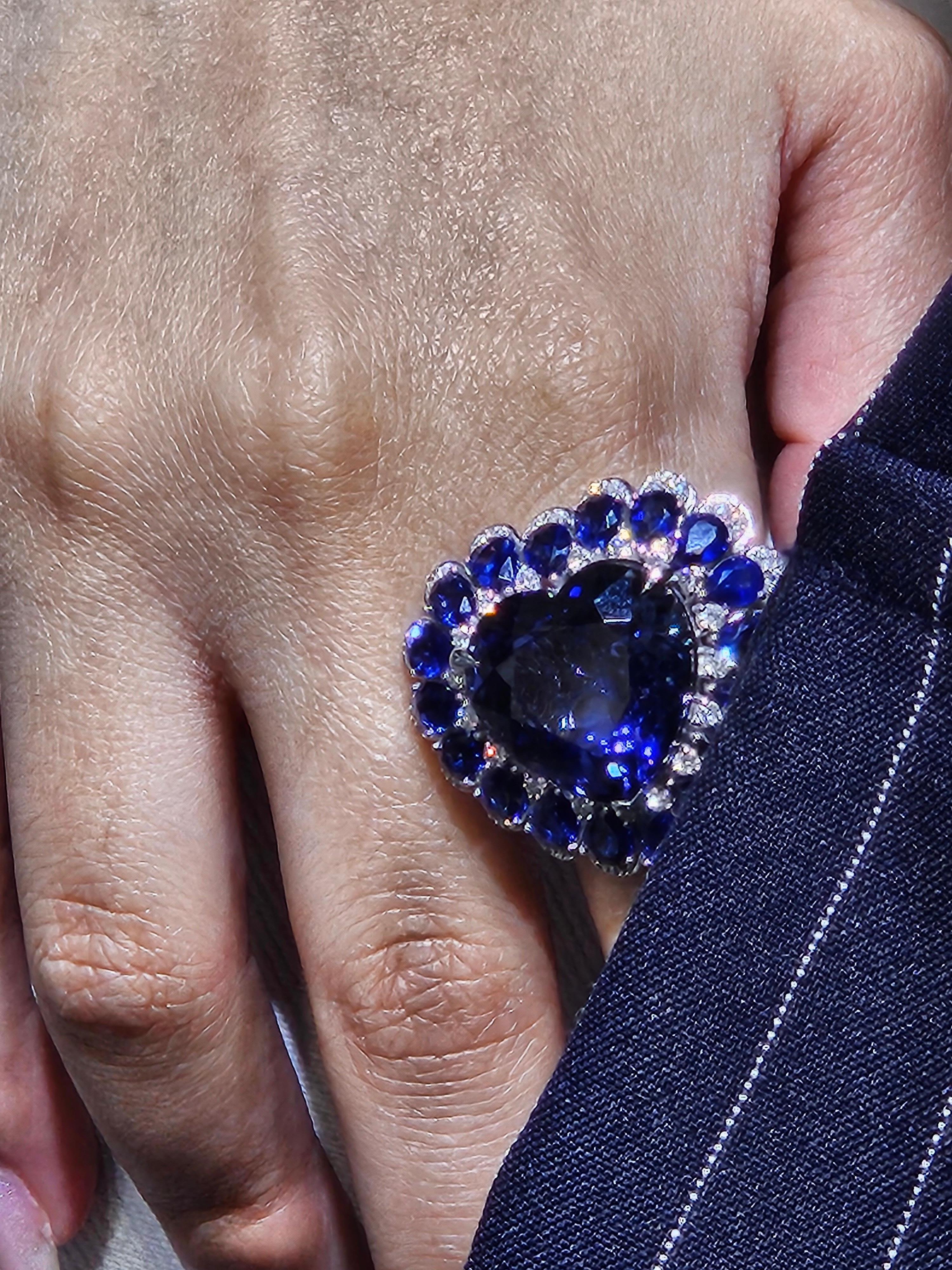 NWT $45, 845 18KT Gold Rare Gorgeous Large Tanzanite Heart Sapphire Diamond Ring In New Condition In New York, NY