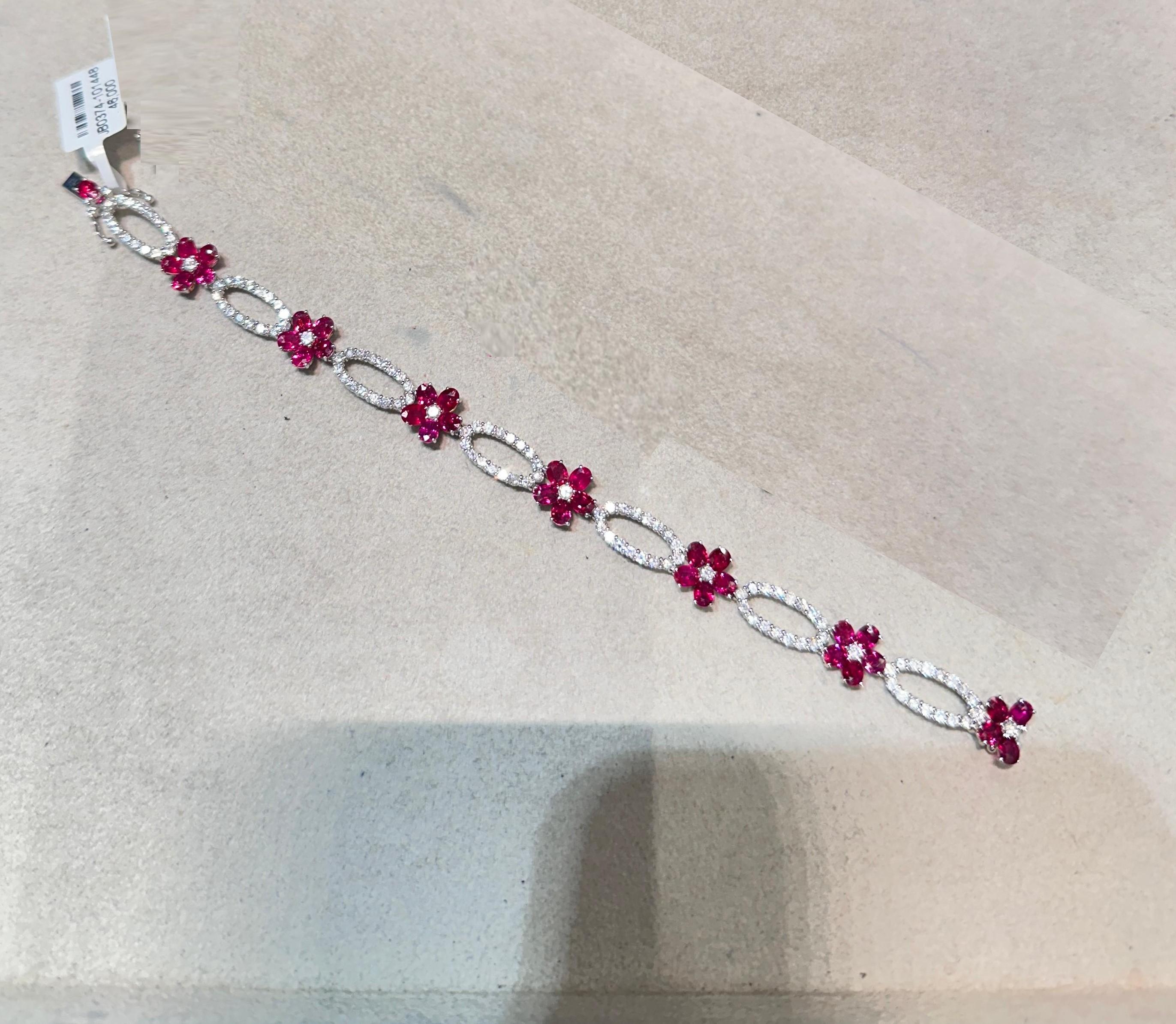 El siguiente artículo que ofrecemos es esta Importante e Insólita Pulsera de Oro de 18 KT con Magníficos Brillos y Destellos de Rubí Natural de Birmania y Diamantes. ¡La pulsera contiene aproximadamente 11 quilates de rubíes y diamantes birmanos de