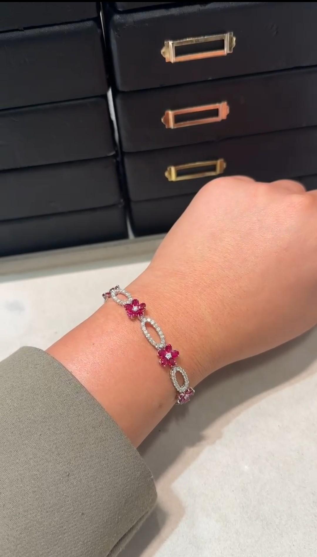 NWT $46, 000 Fancy 18KT Oro 11CT Gorgeous Natural Burmese Ruby Diamond Bracelet en Nuevo estado para la venta en New York, NY