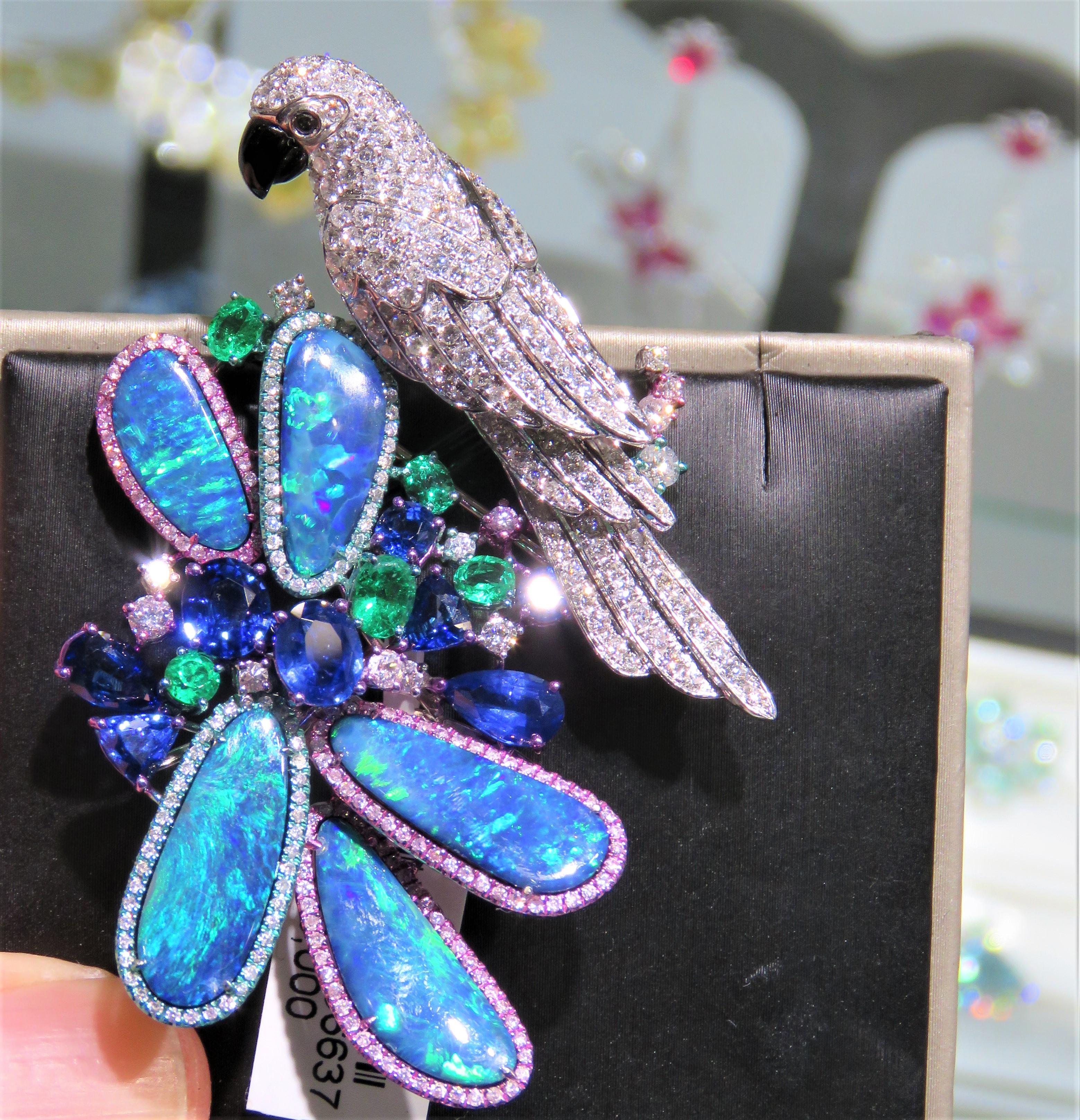 Taille mixte NWT $46,800 Rare 18KT Black Opal Fancy Parrot Diamond Sapphire Emerald Brooch en vente