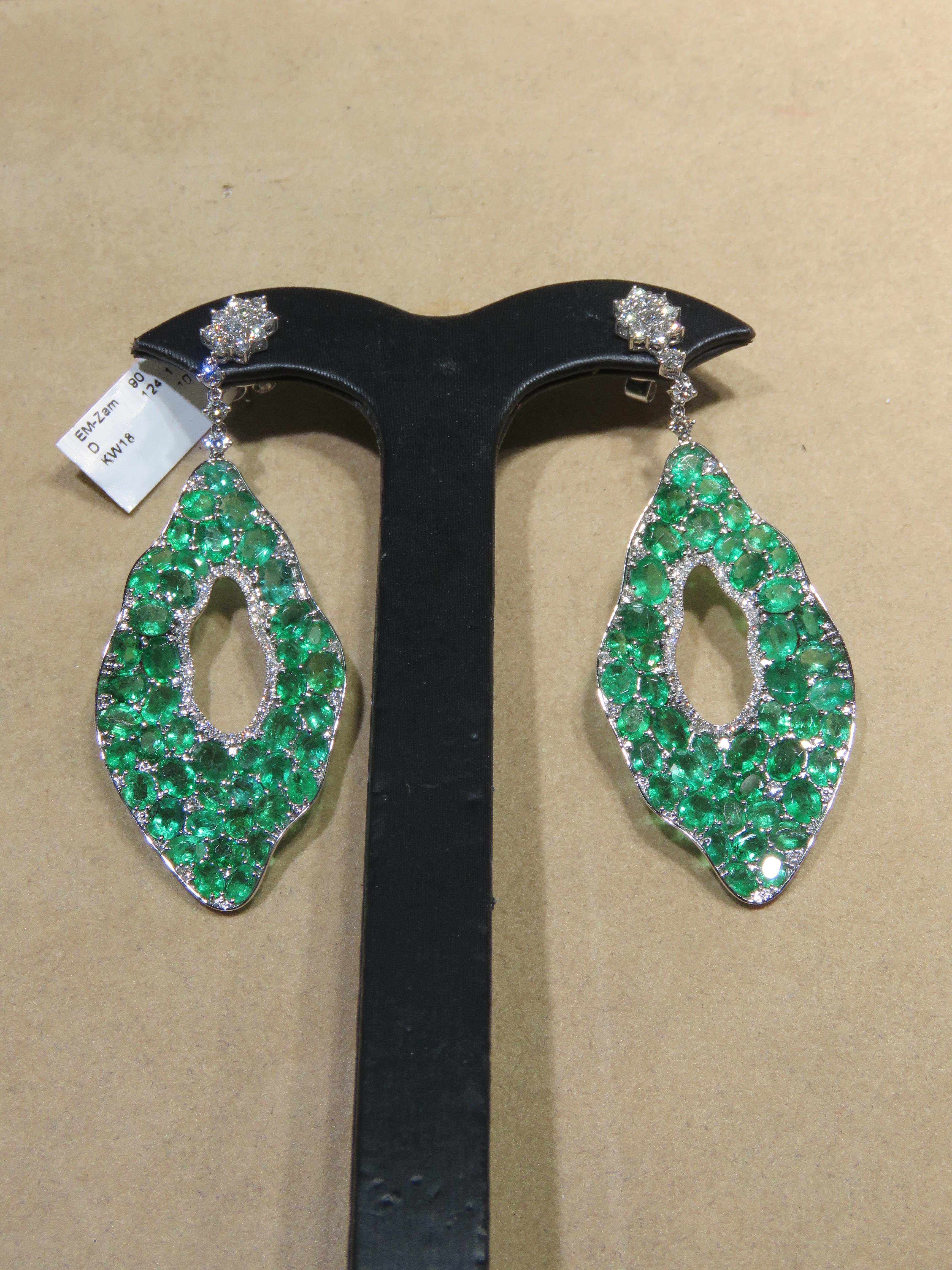 Il seguente articolo che offriamo è un bellissimo e raro orecchino in oro 18KT con diamante smeraldo di grandi dimensioni. Ogni orecchino presenta rare e splendide gemme di smeraldo e diamanti bianchi scintillanti in oro 18KT. T.C.W. Circa 22CTS!!!