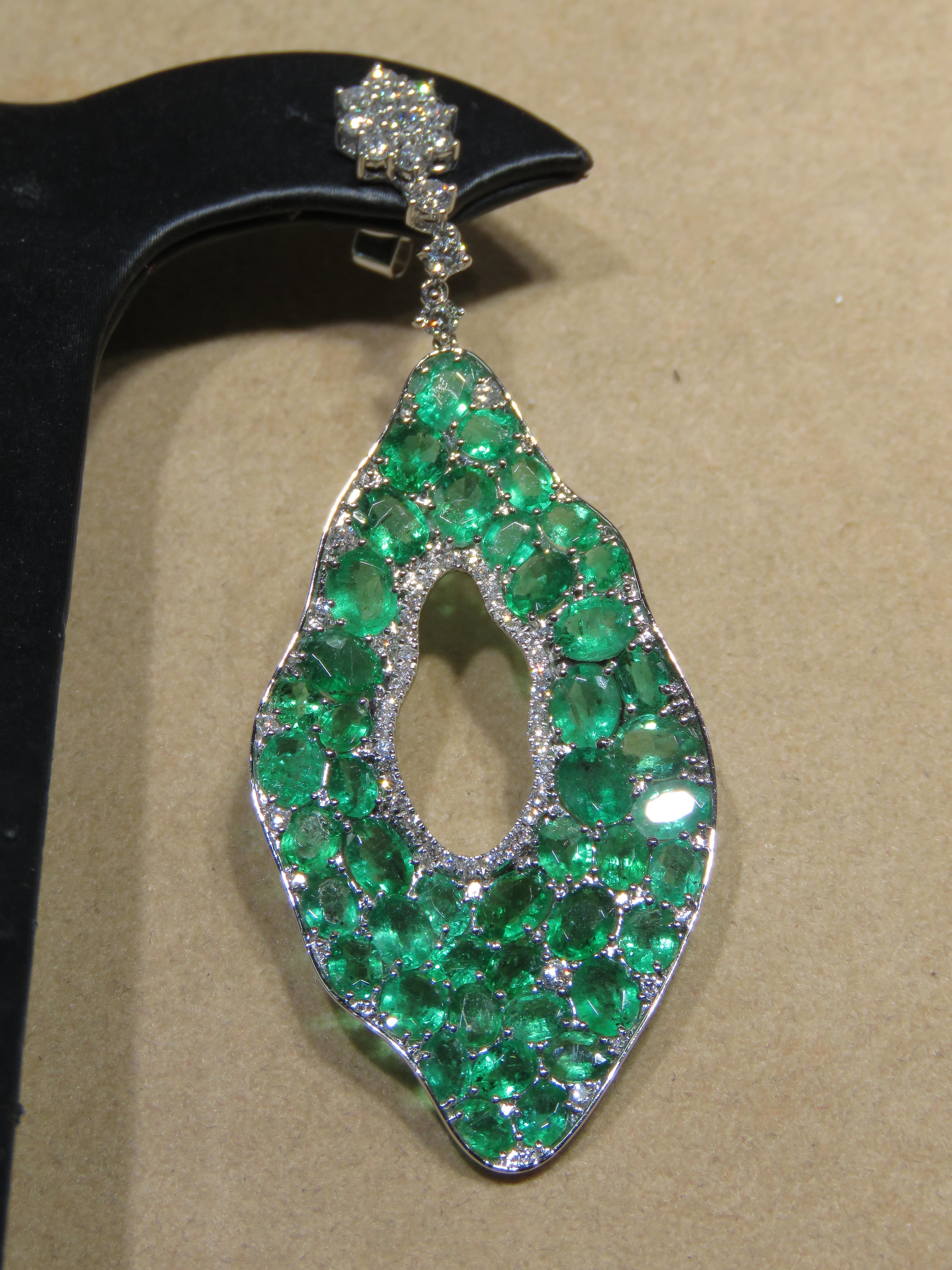 Taglio misto NWT $47,000 Importanti orecchini pendenti in oro 18KT con smeraldo e diamante in vendita