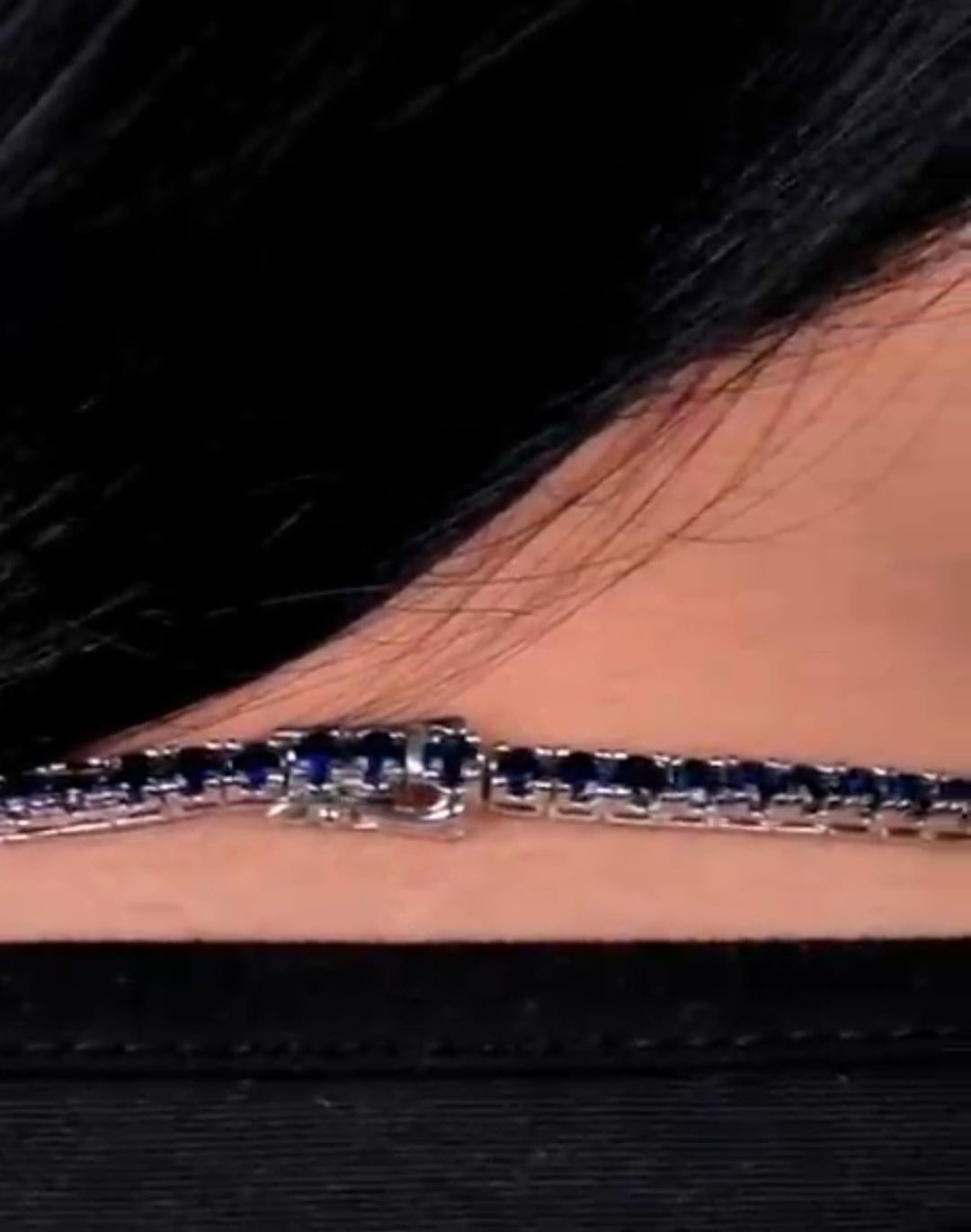 Taglio rotondo NWT $47, 500 Collana a filo lungo in oro 18KT con zaffiri blu 25CT in vendita